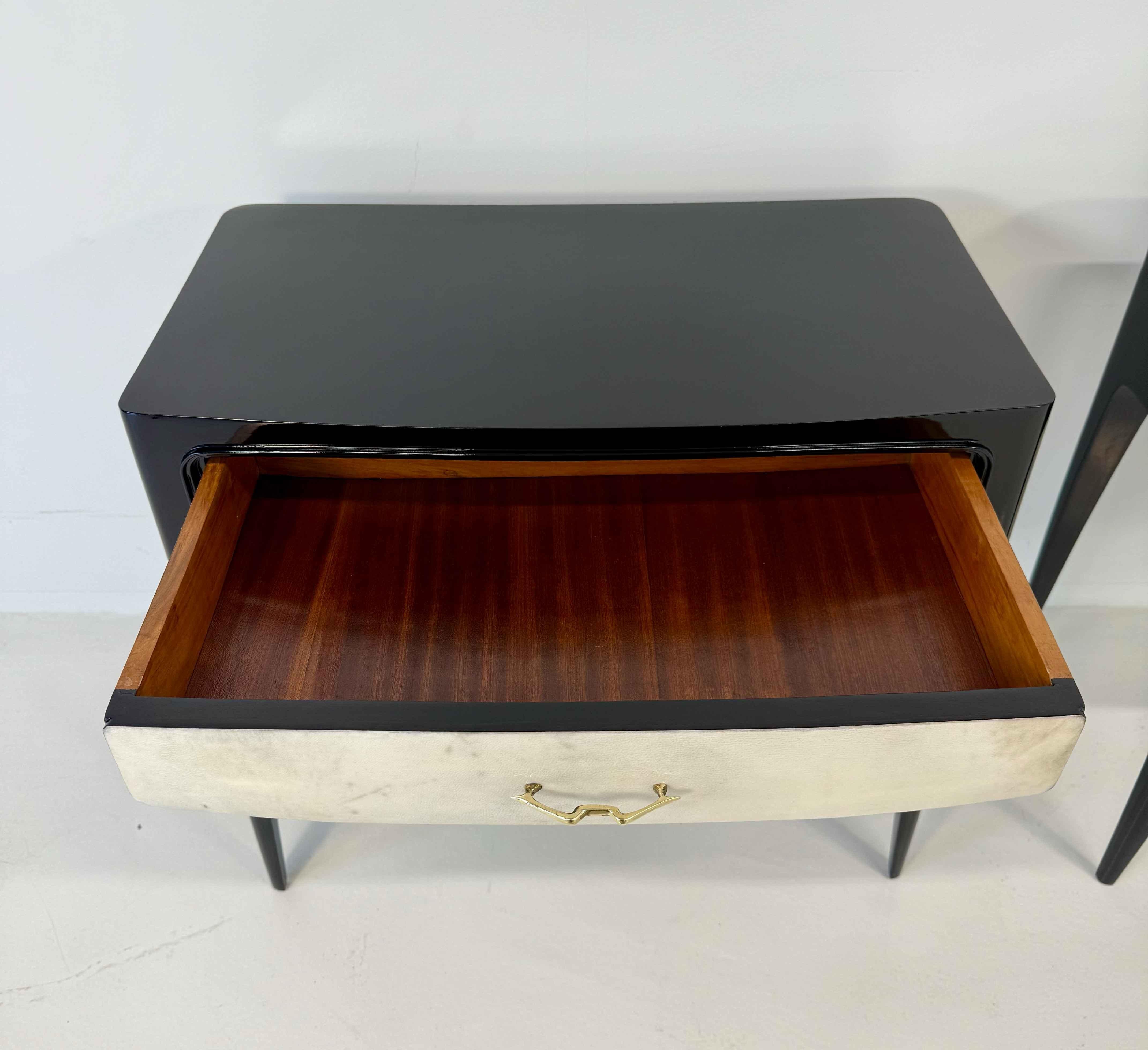 Papier parchemin Tables de nuit Art Déco en parchemin et laque noire, années 40, Attr. Paolo Buffa en vente