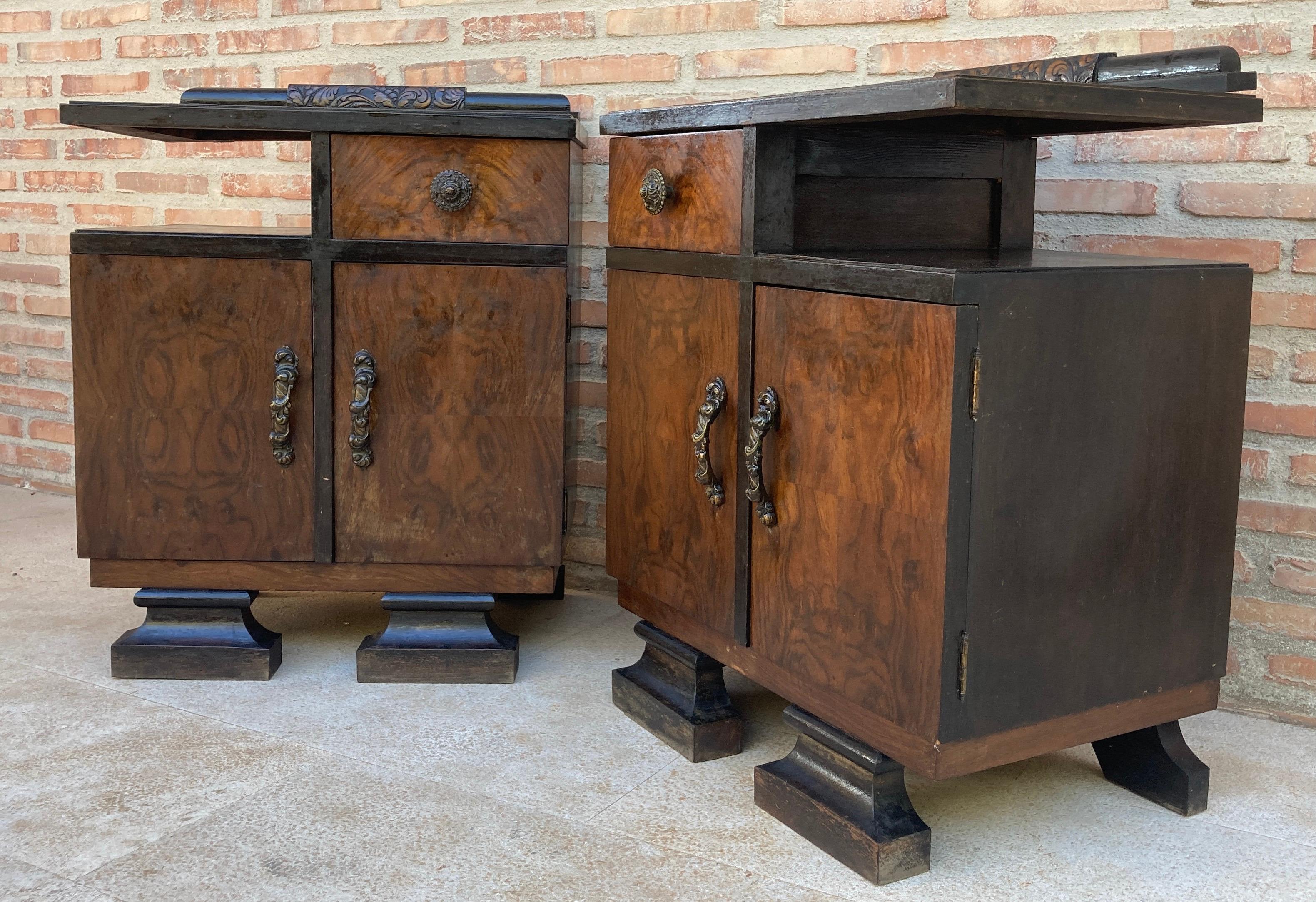 Art Deco Nightstands With Ebonized Base In Good Condition For Sale In Miami, FL