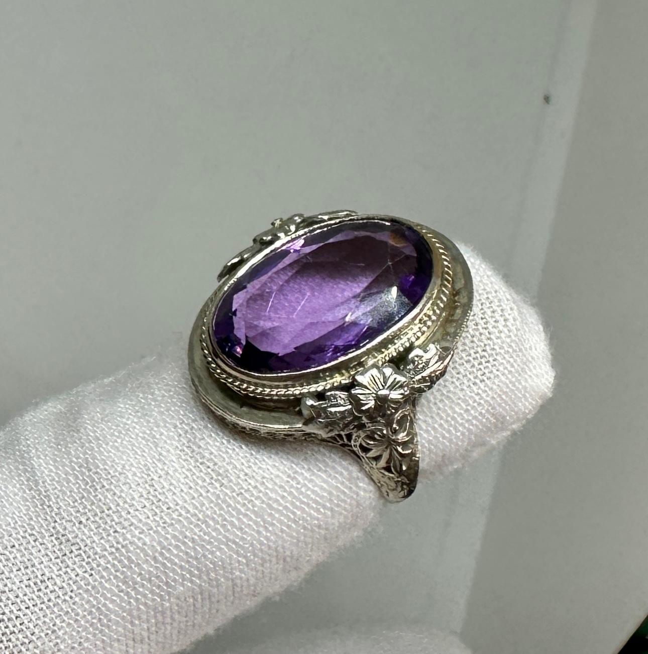 Women's Art Deco Nine Carat Amethyst Ring 14 Karat White Gold Antique Filigree For Sale