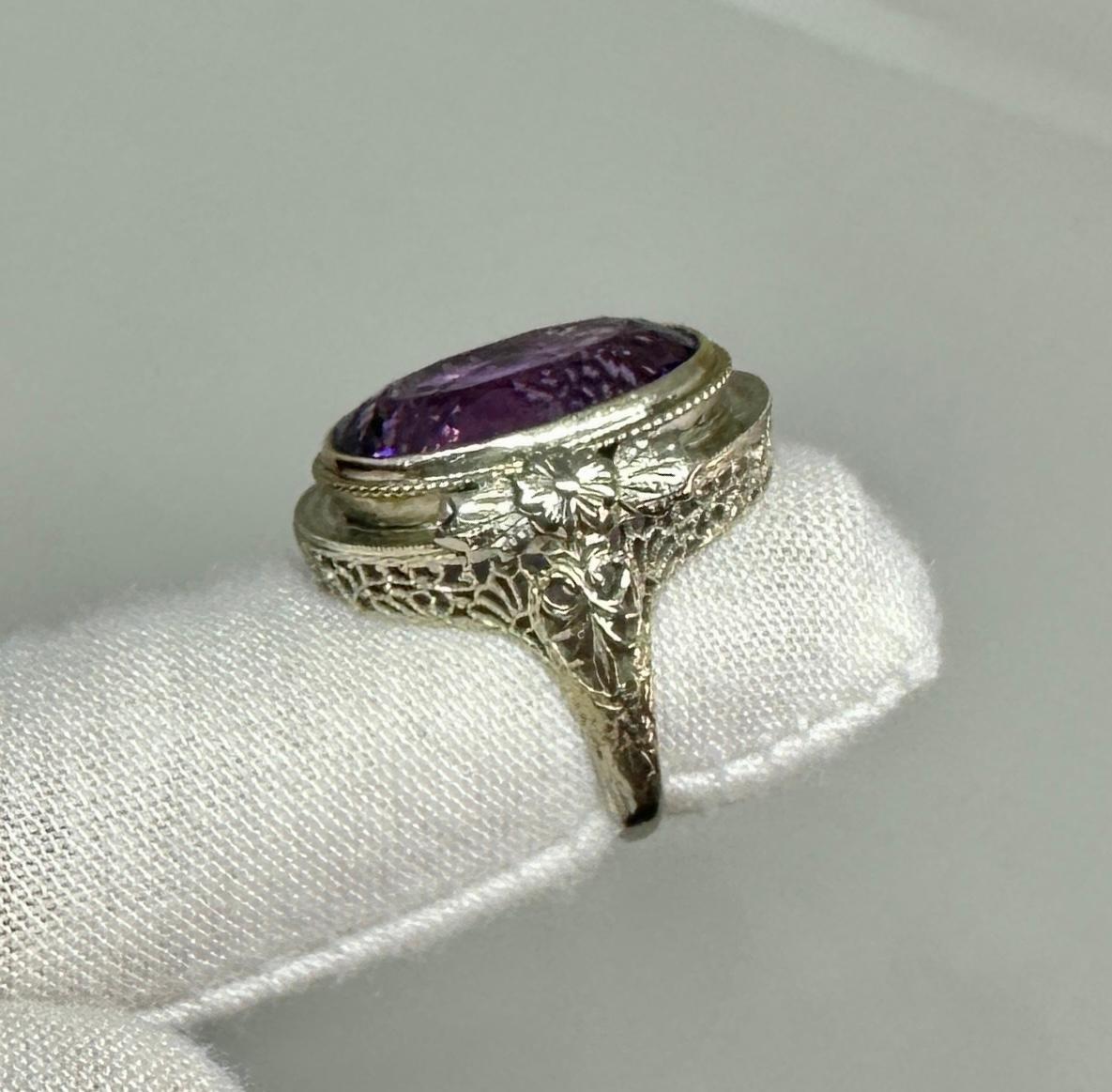Art Deco Nine Carat Amethyst Ring 14 Karat White Gold Antique Filigree For Sale 1