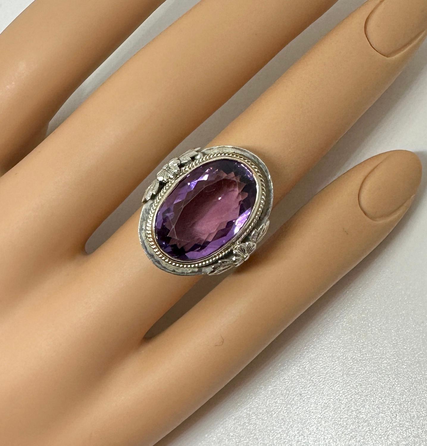 Art Deco Nine Carat Amethyst Ring 14 Karat White Gold Antique Filigree For Sale 3