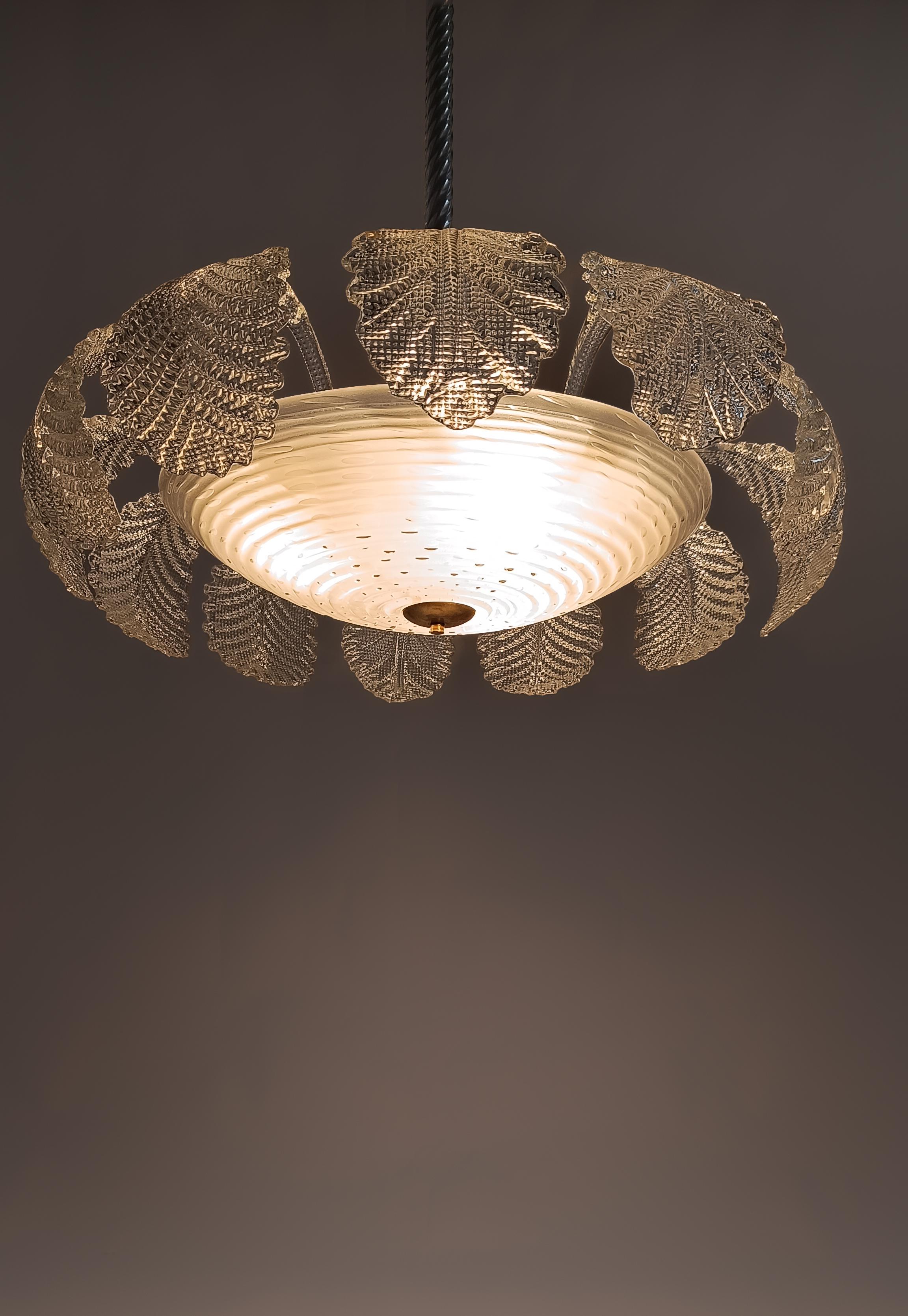 Ich biete einen prächtigen Kronleuchter zum Verkauf an, der um die Mitte des 20. Jahrhunderts in Italien hergestellt wurde und der modernen Manufaktur Barovier und Toso in Murano zuzuschreiben ist. Sie besteht aus einem zentralen Becken aus