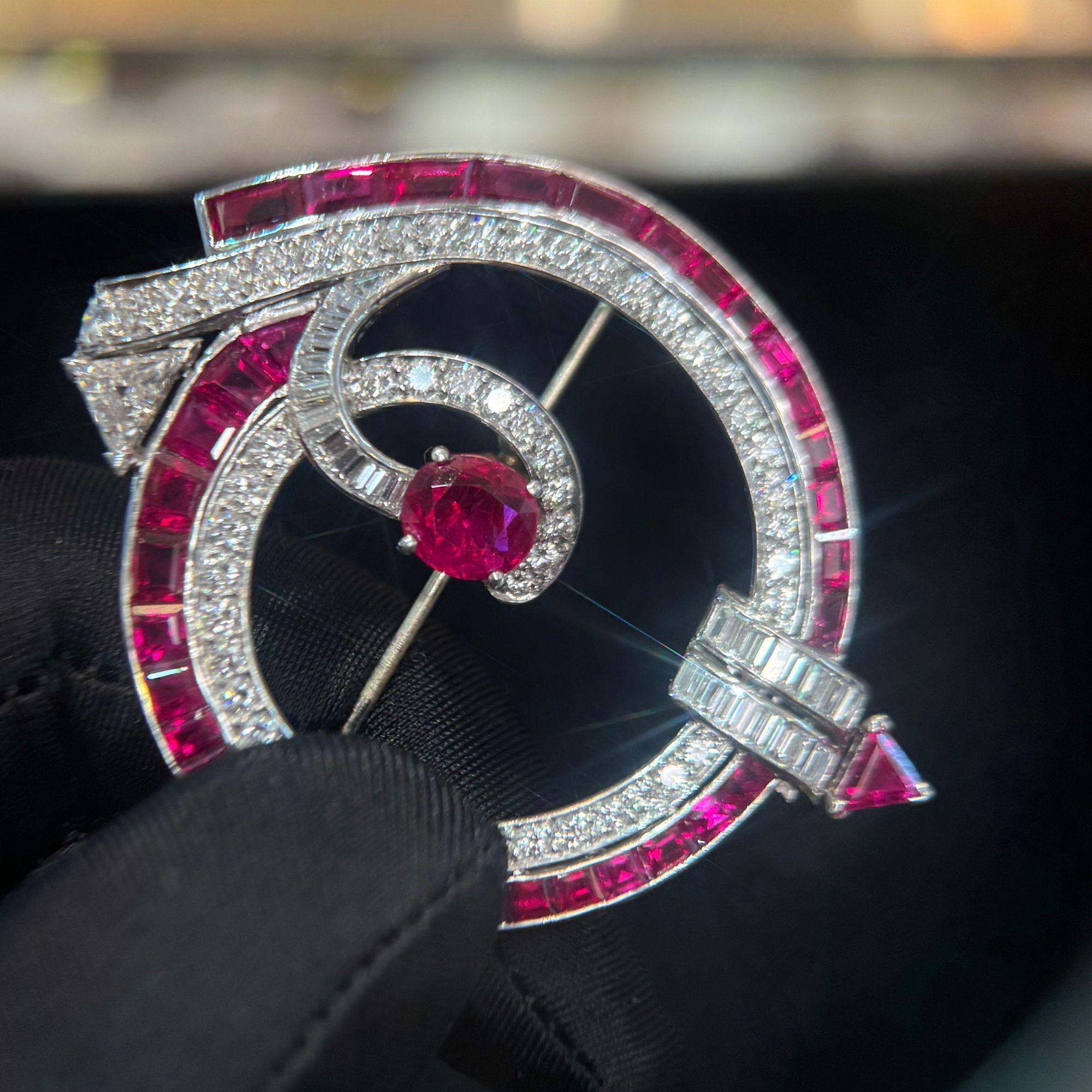 Broche Art Déco No Heat en rubis de Birmanie et diamants Bon état - En vente à Miami, FL