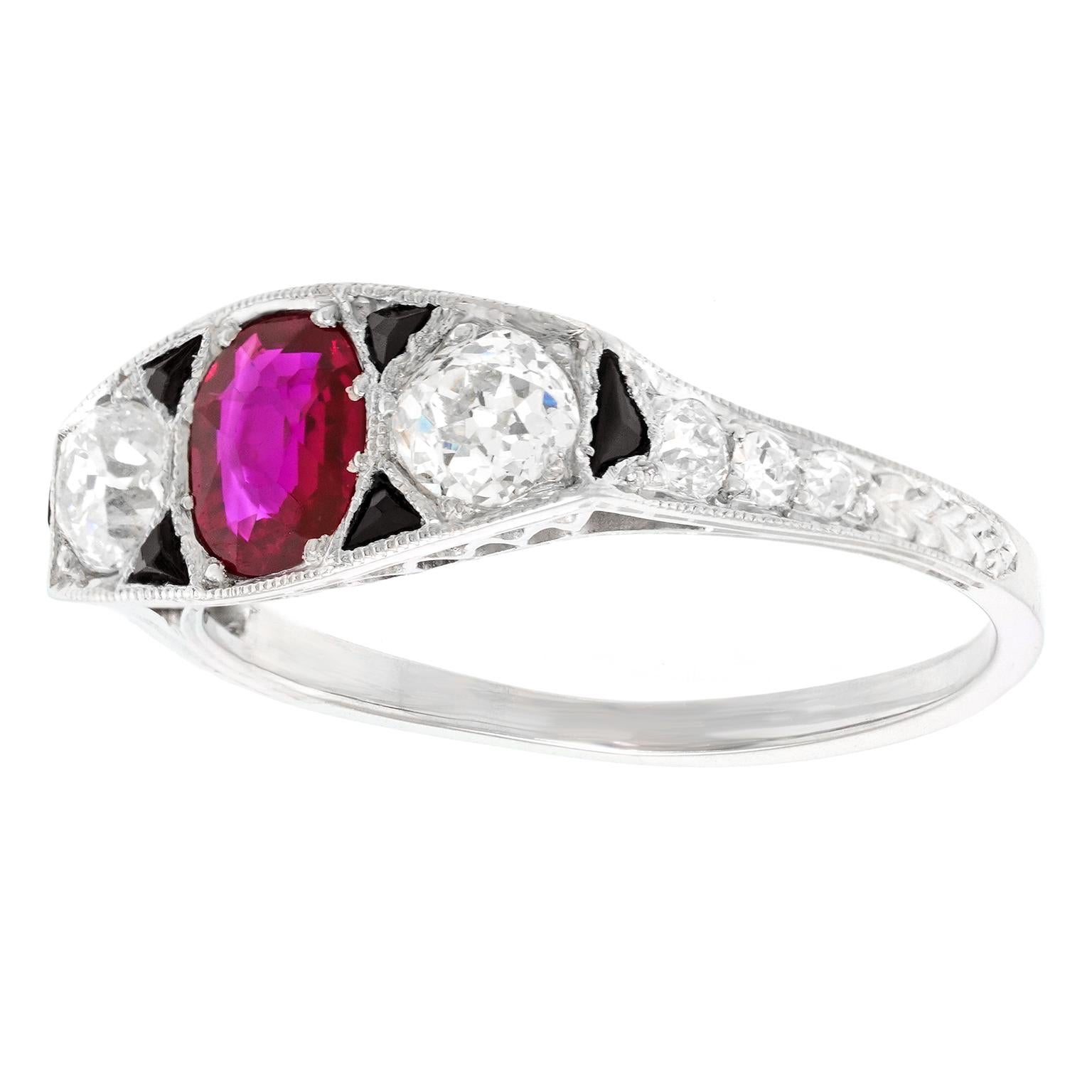 Taglio rotondo Anello Art Deco senza calore con rubino di Birmania e diamanti in vendita