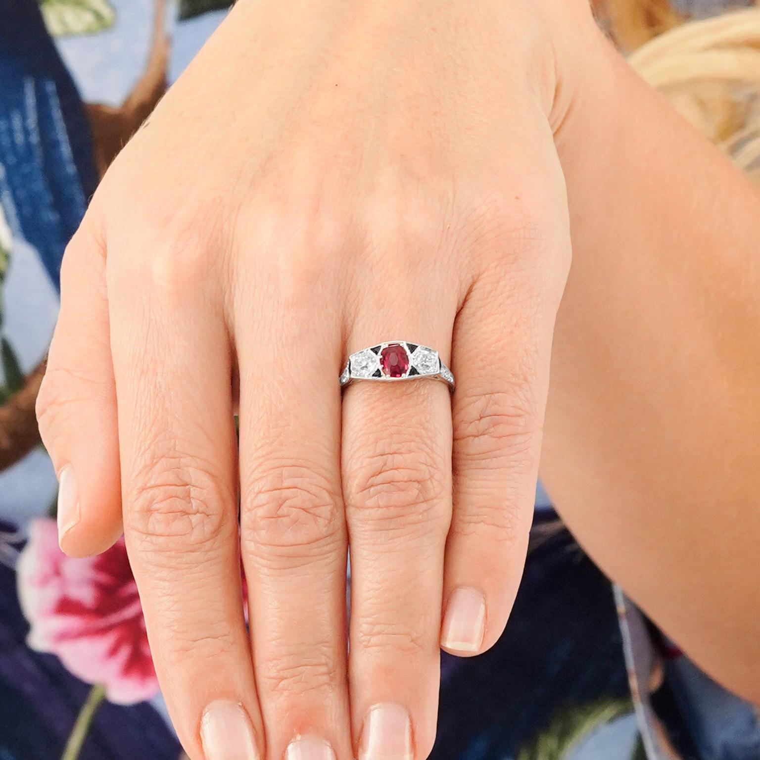 Anello Art Deco senza calore con rubino di Birmania e diamanti In condizioni ottime in vendita a Litchfield, CT