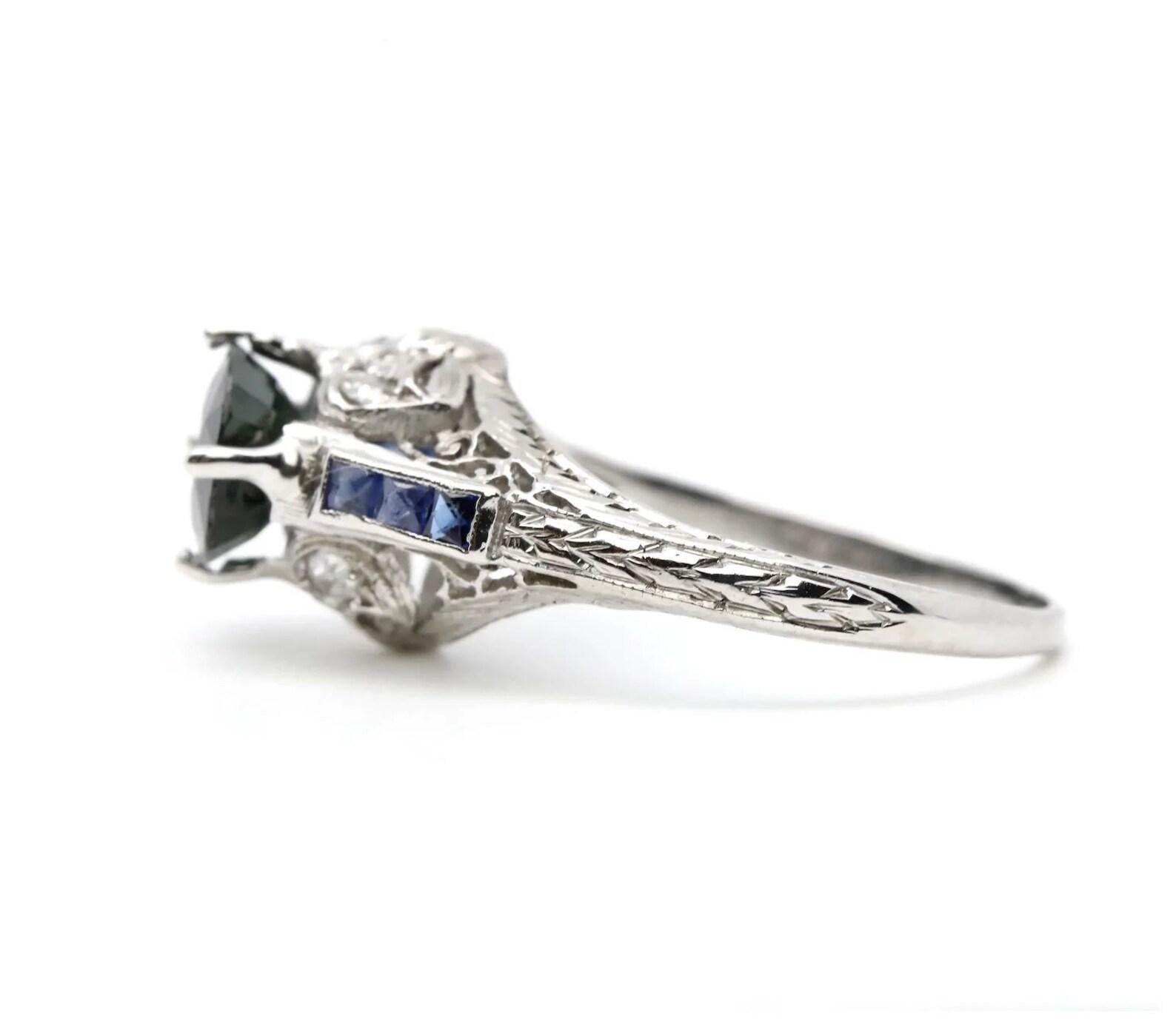 Bague d'époque Art déco en saphir et diamant en platine. Au centre, un saphir de 2,50 carats, de forme coussin antique, taillé à l'ancienne. Affichant une belle couleur bleu vif, le saphir est fixé par quatre griffes en platine poli. La monture,