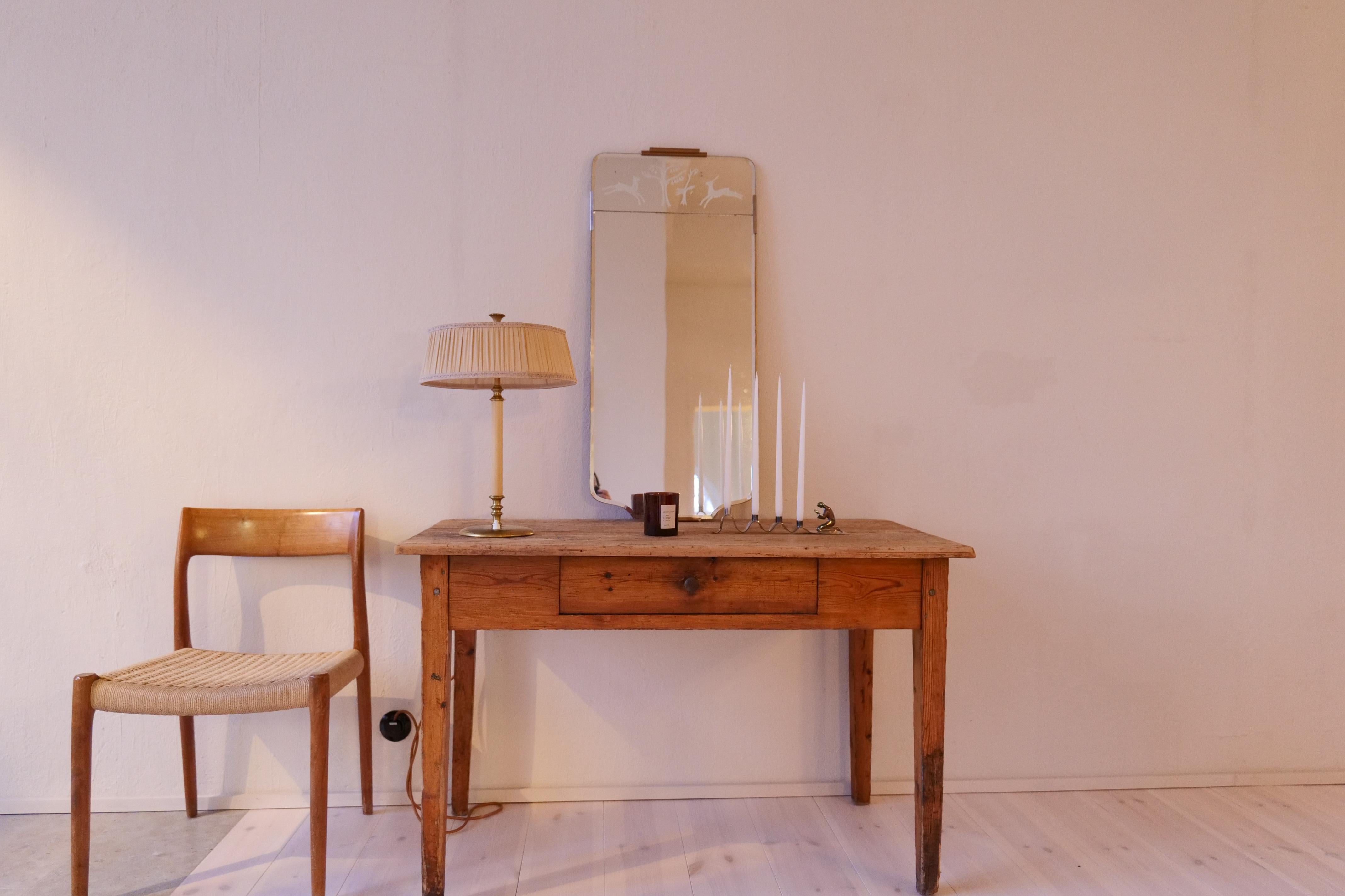 Lampada da tavolo svedese Art Deco davvero bella, realizzata negli anni '40 per NK (Nordiska Kompaniet). Questa lampada è realizzata con una base in ottone e un'asta retroilluminata, il paralume in tessuto. La parte superiore con l'aspetto Swedish