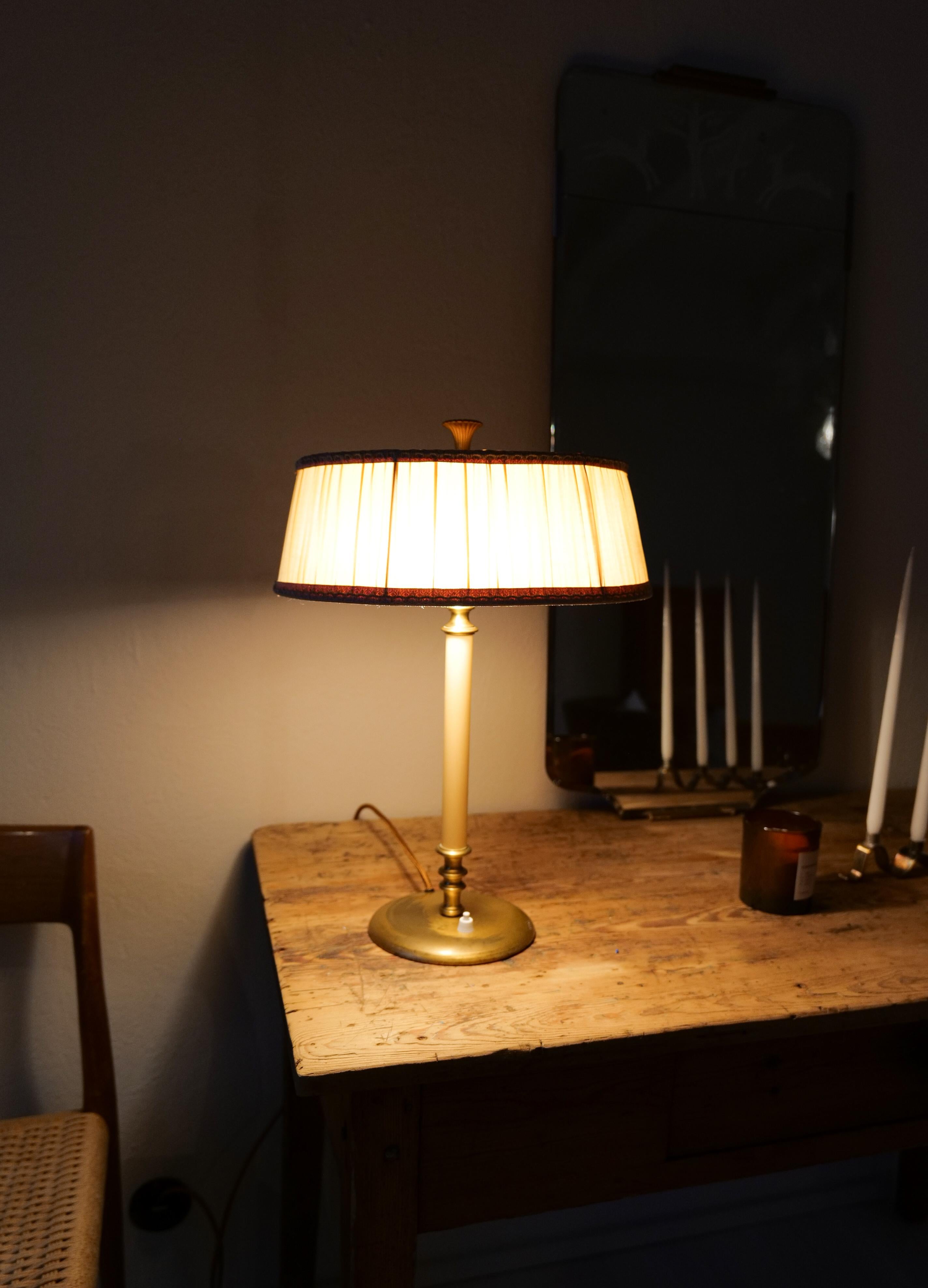 Metà XX secolo Art Deco Nordiska Kompaniet Table Lamp made in Sweden, 1940s in vendita