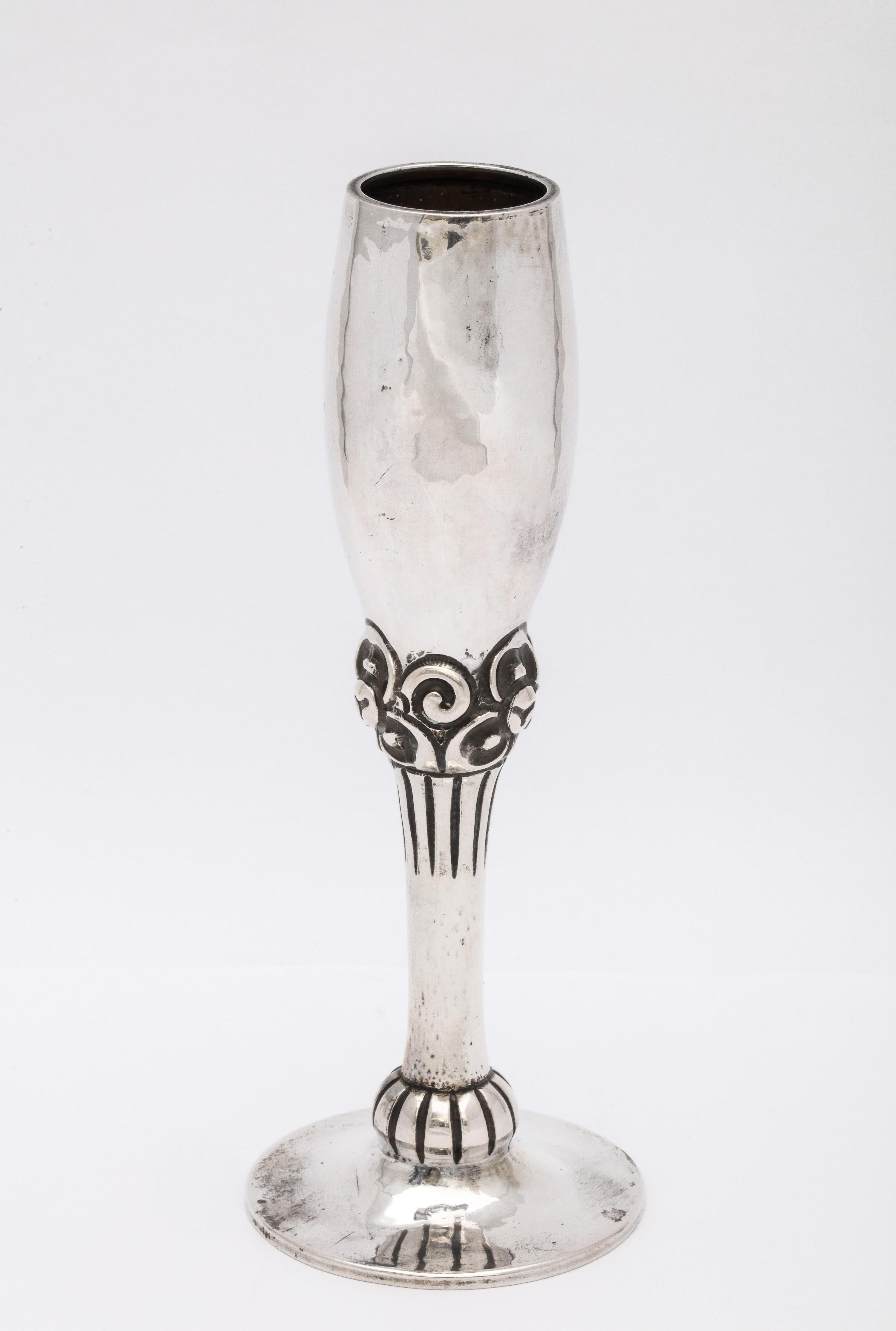 Art Deco, florero de capullos de plata Continental (.830), Bergen, Noruega, hacia 1920, Magnus Aase, fabricante. Mide 6 1/2 pulgadas de alto x 2 1/2 pulgadas de diámetro en el punto más ancho x 1 1/4 pulgadas de diámetro a través de la abertura. La