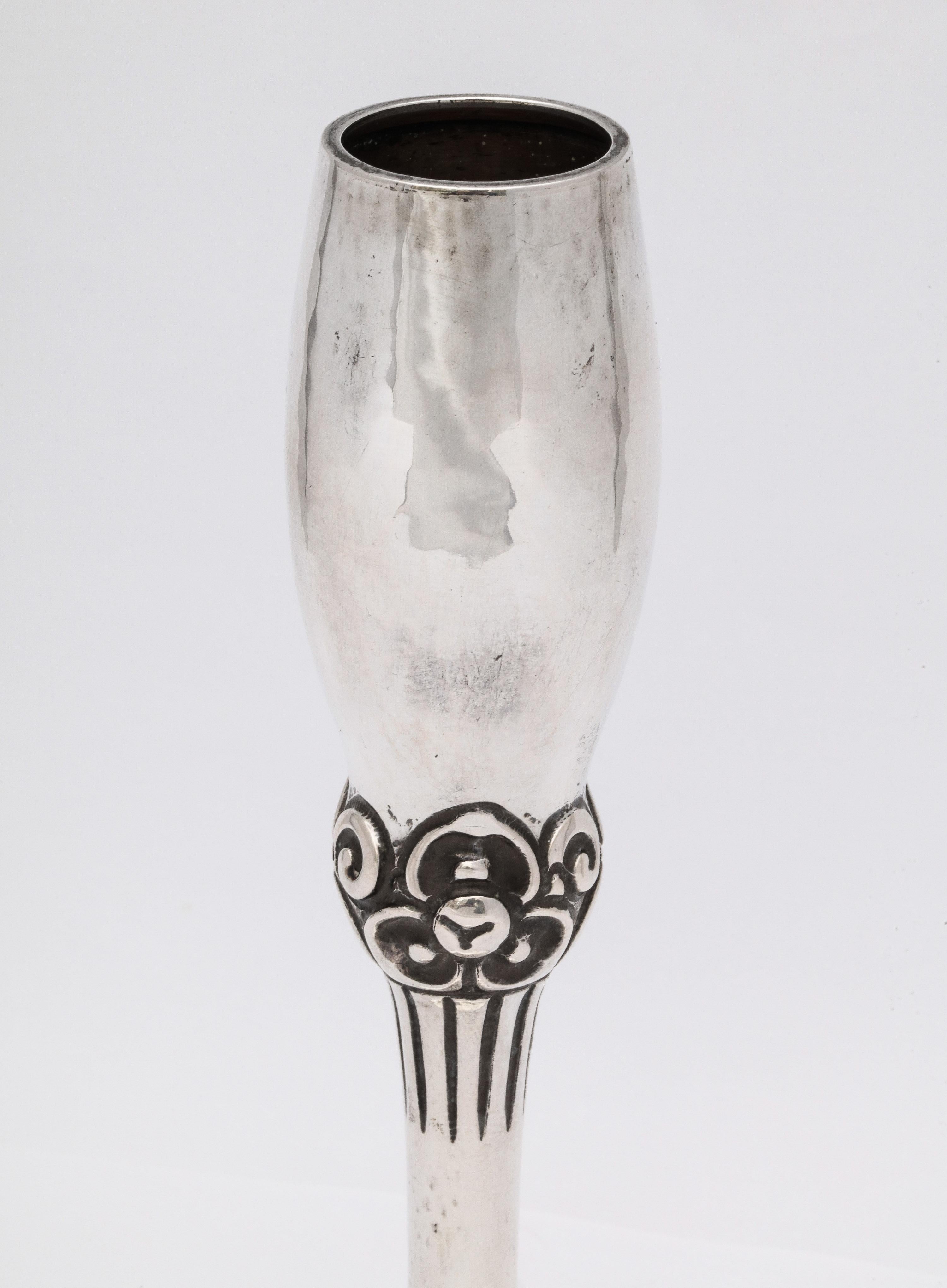 Martelé Vase à bourgeons Art Déco Norvégien Continental en argent '.830' par Magnus Aase en vente