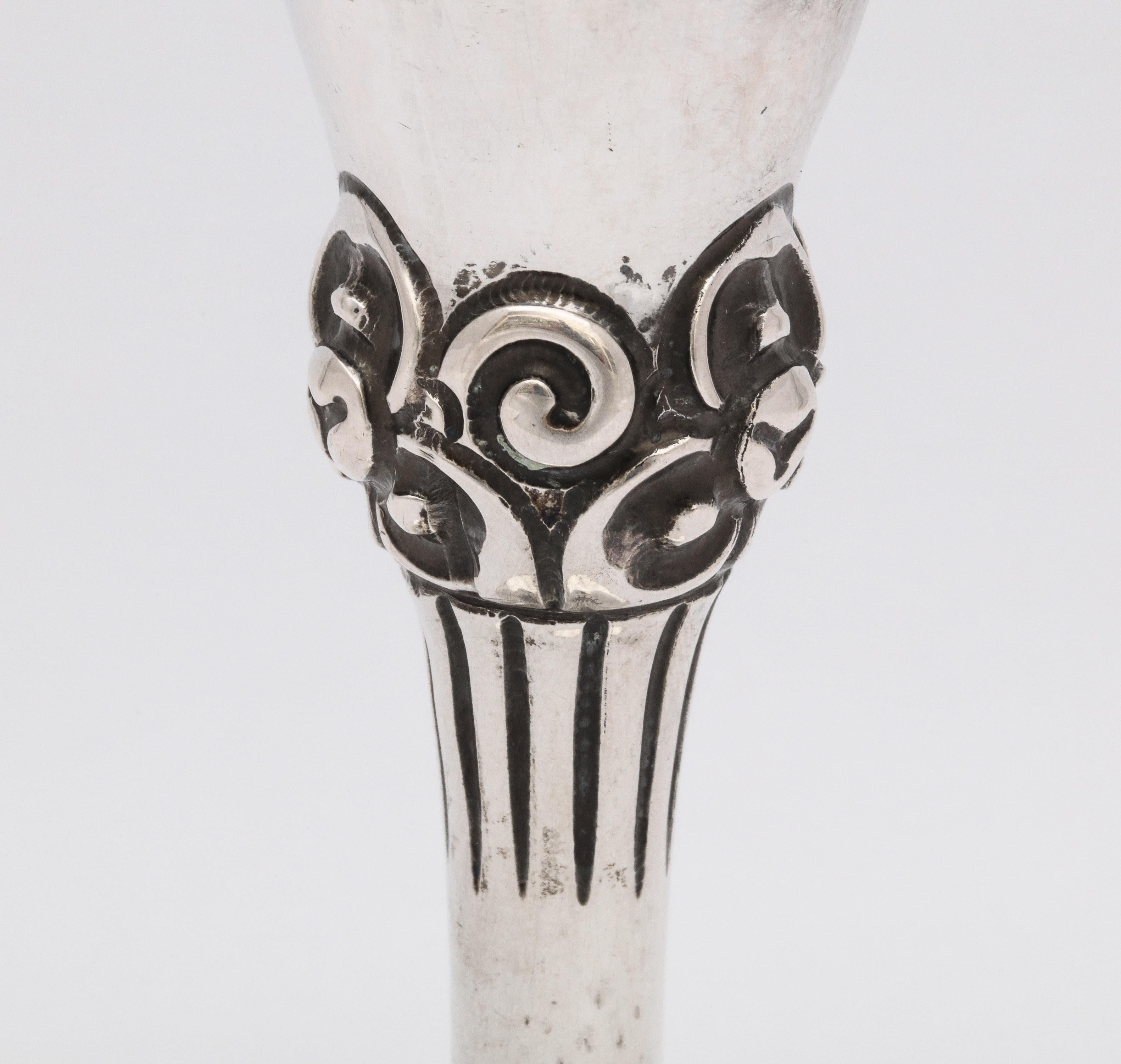 Début du 20ème siècle Vase à bourgeons Art Déco Norvégien Continental en argent '.830' par Magnus Aase en vente