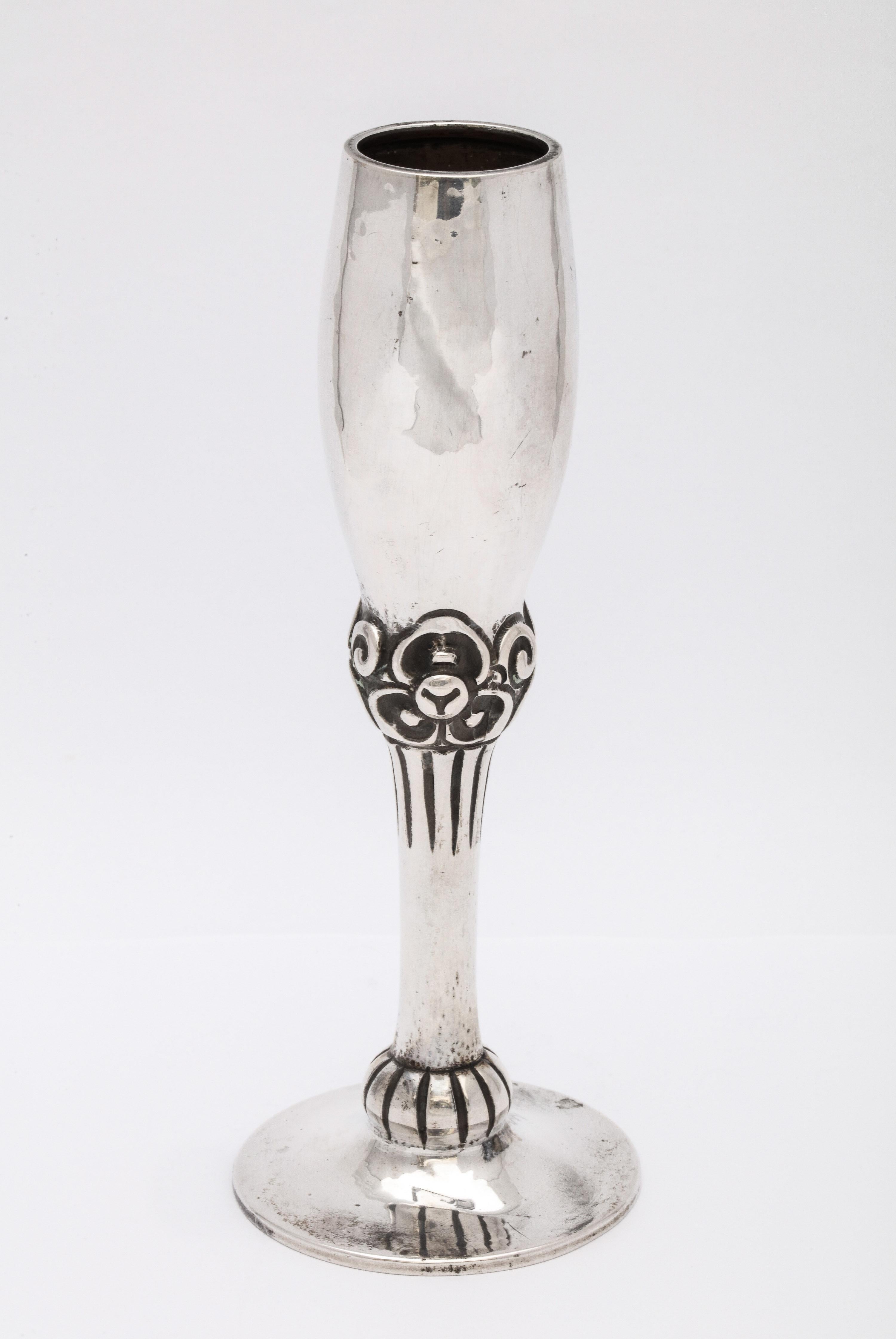 Vase à bourgeons Art Déco Norvégien Continental en argent '.830' par Magnus Aase en vente 1