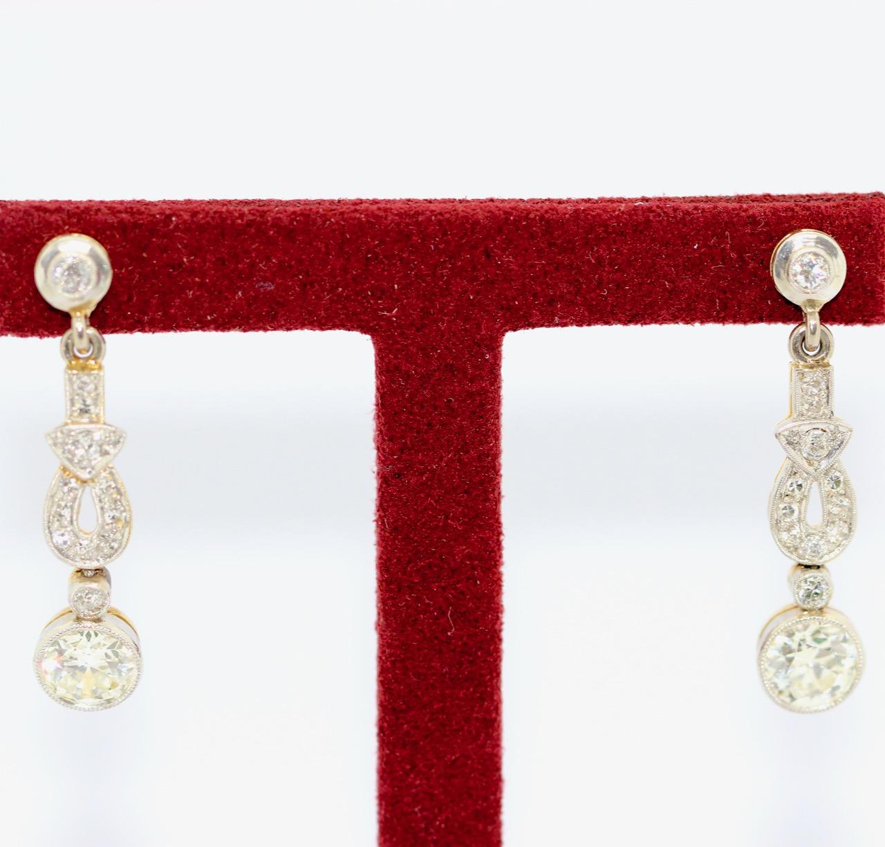 Charming Art Deco Diamond Earrings, Gold and Platinum

The large diamonds has each a size of approx. 1 carat.
Very good quality, inclusions barely visible with a loupe.

Includes certificate of authenticity.
