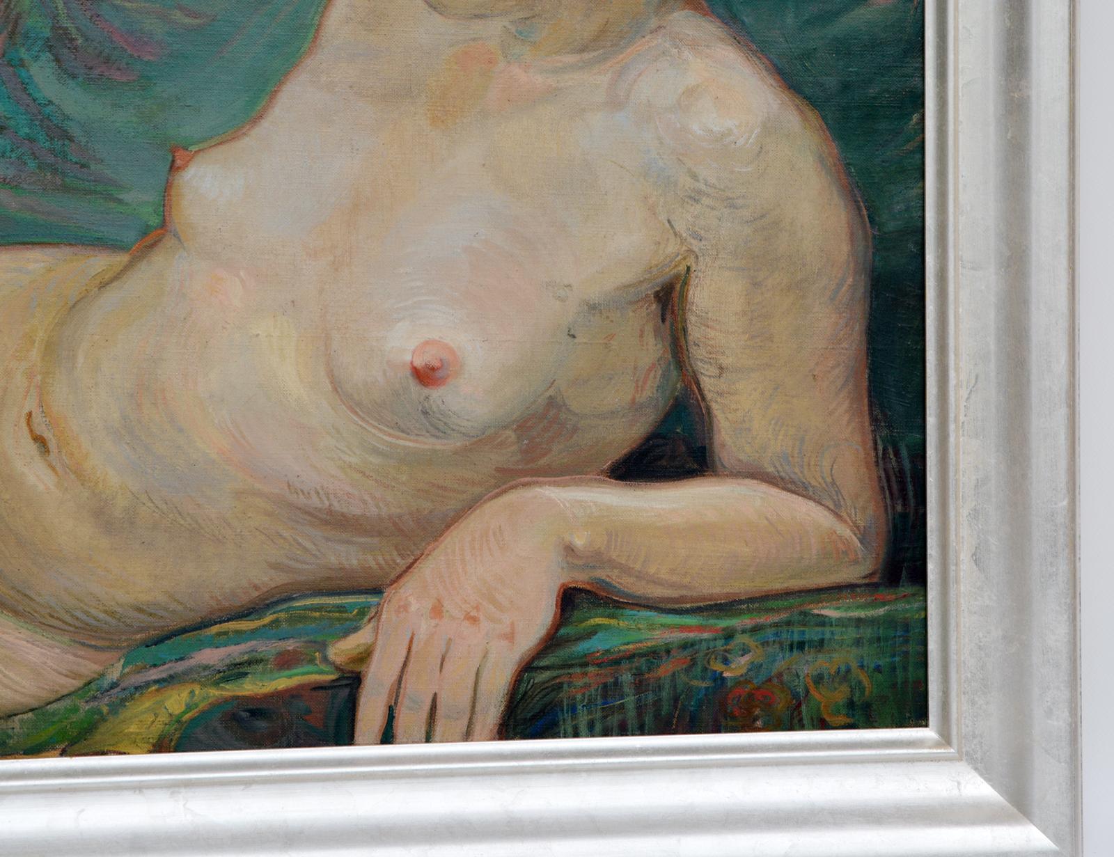 Representation of a female nude, in half lying position. The two-dimensional application of colour to the woman's body is contrasted by the essentially monochrome but moving background. 

Her short hairstyle and the restrained details of this