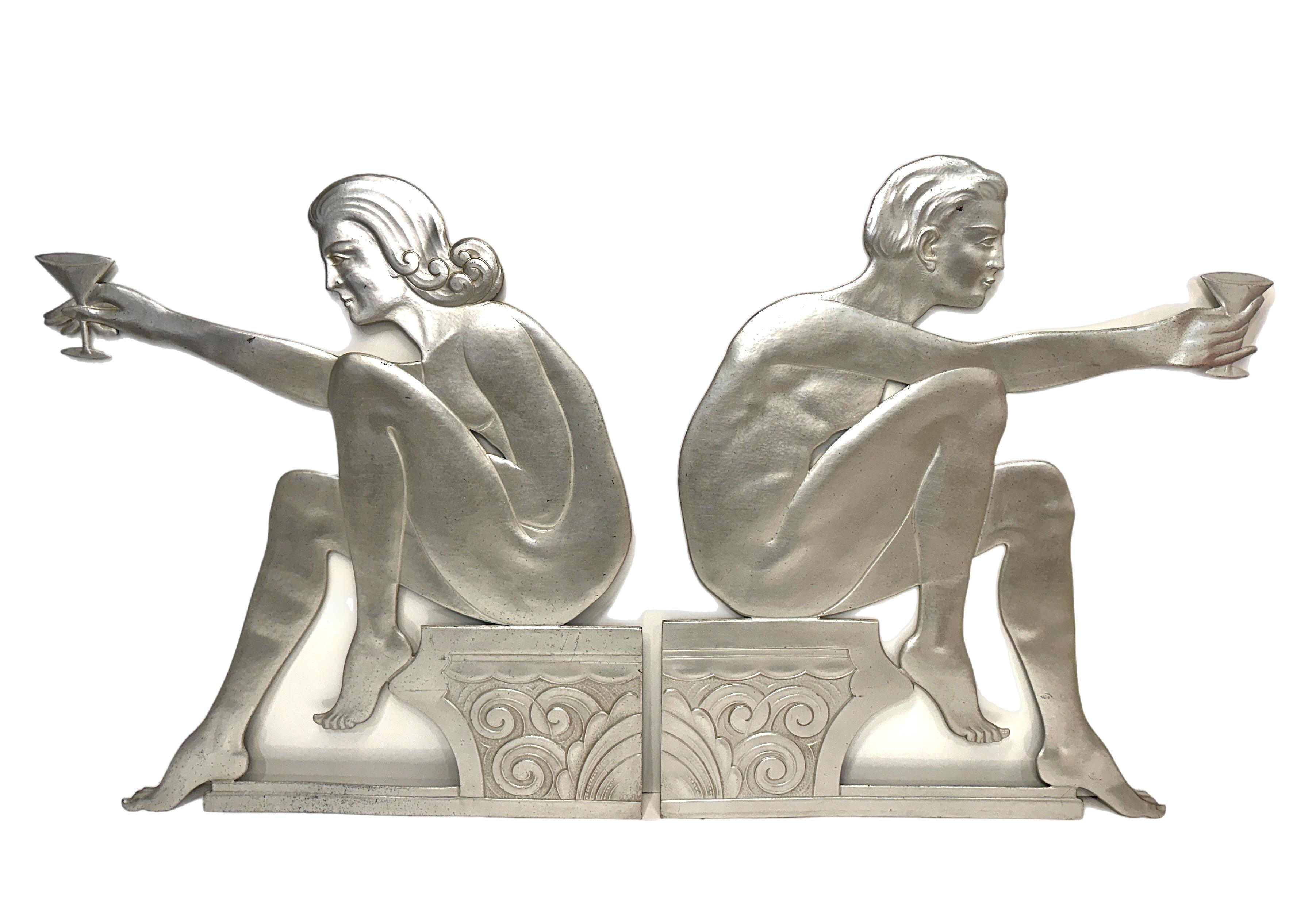 Einzigartige gehämmerte Aluminium-Silhouette nackt Cocktail-Bar dekorative Wand Ornamente.
Diese wurden in den 1930er Jahren vollständig von Hand gefertigt. Bei genauem Hinsehen ist jeder Abdruck des Handwerkszeugs zu erkennen.
Auf der Rückseite der