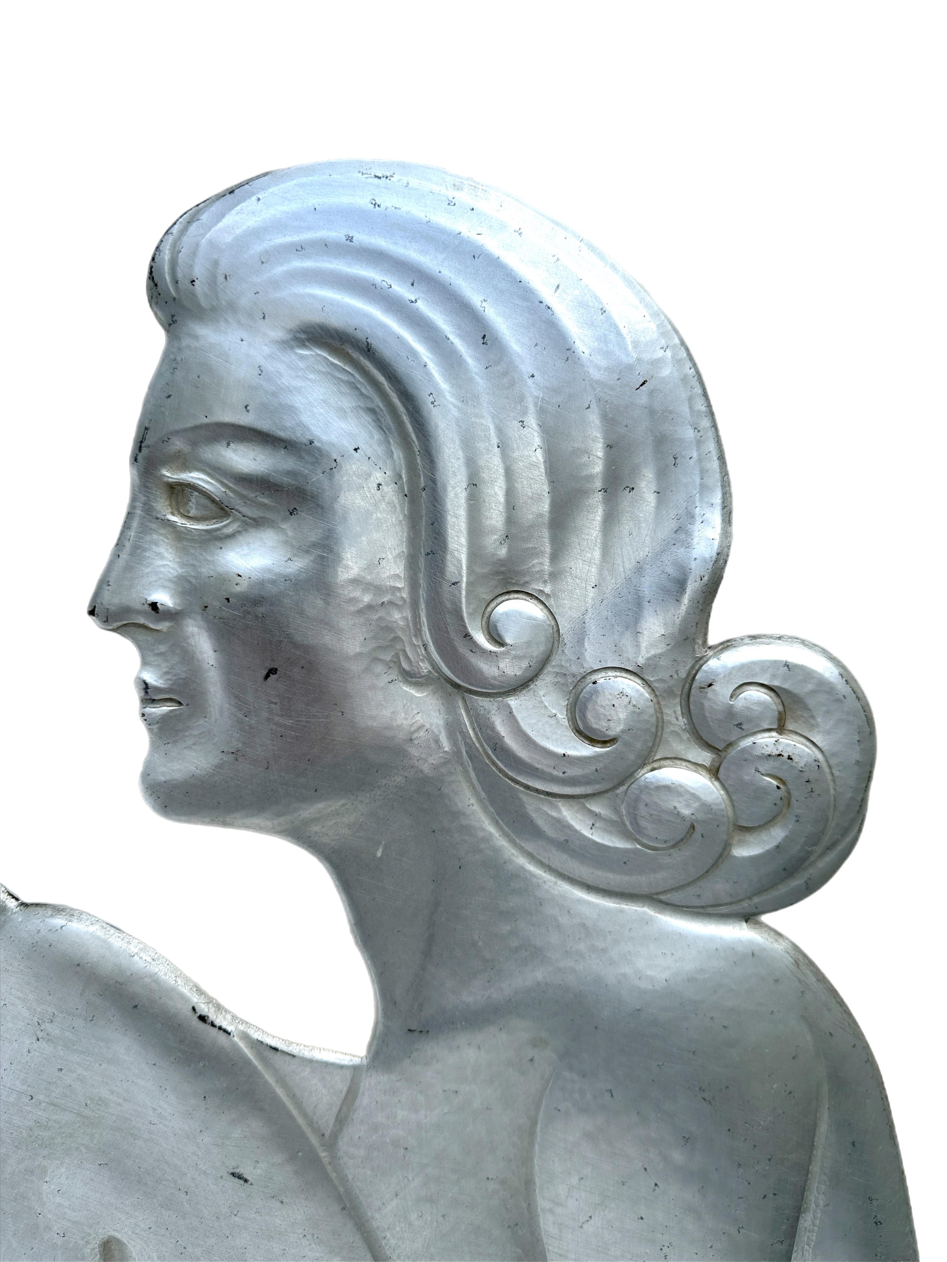 Art déco-Cocktailbar aus Aluminium mit architektonischen Verzierungen in Nude, Art déco (Gehämmert) im Angebot