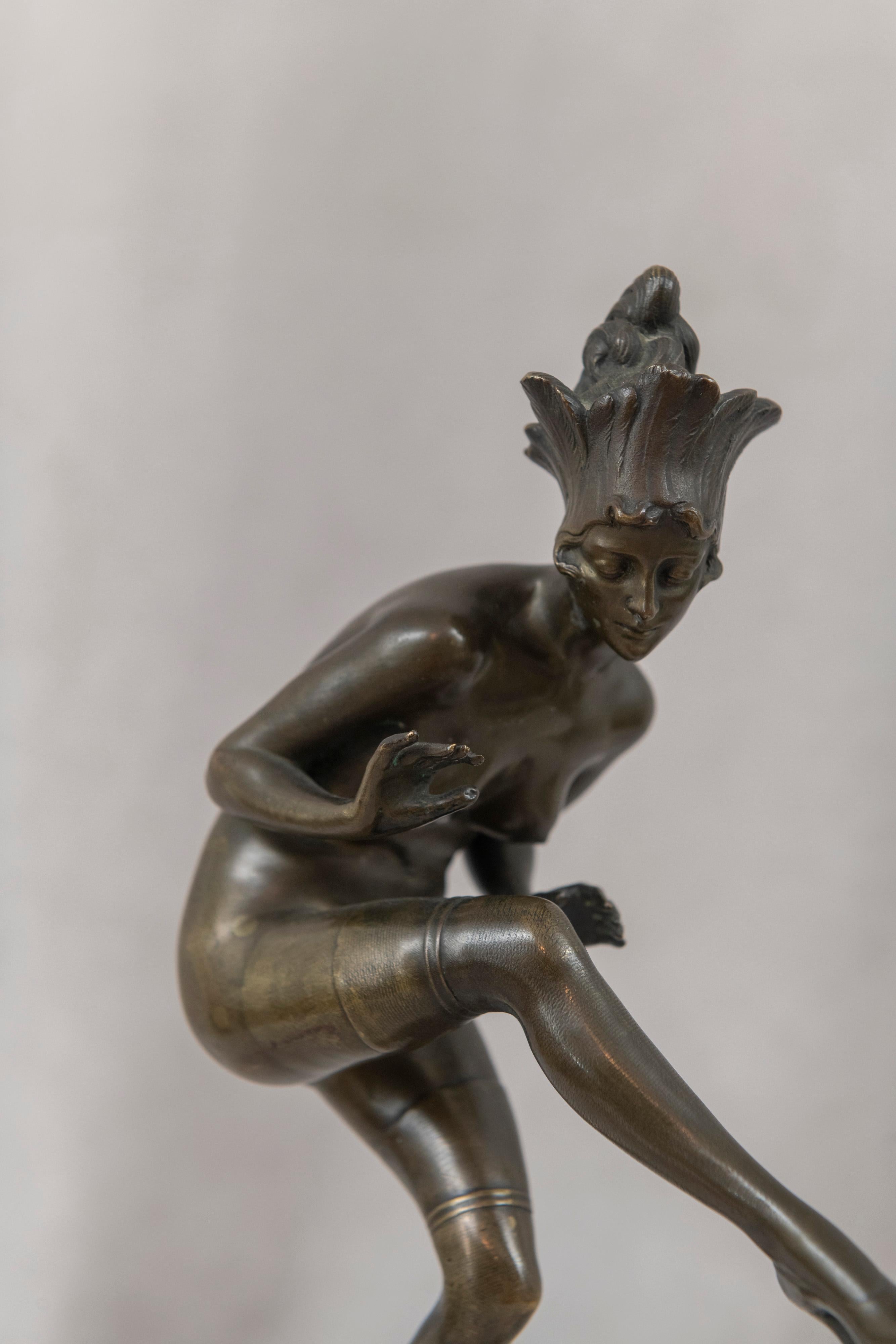  Très belle danseuse nue en bronze avec un grand mouvement. Bien qu'il ne soit pas signé, il s'agit clairement de l'œuvre de Bruno Zach, l'un des grands artistes Art déco de l'époque.
 Un bel exemple de la grâce et de la beauté de la période art