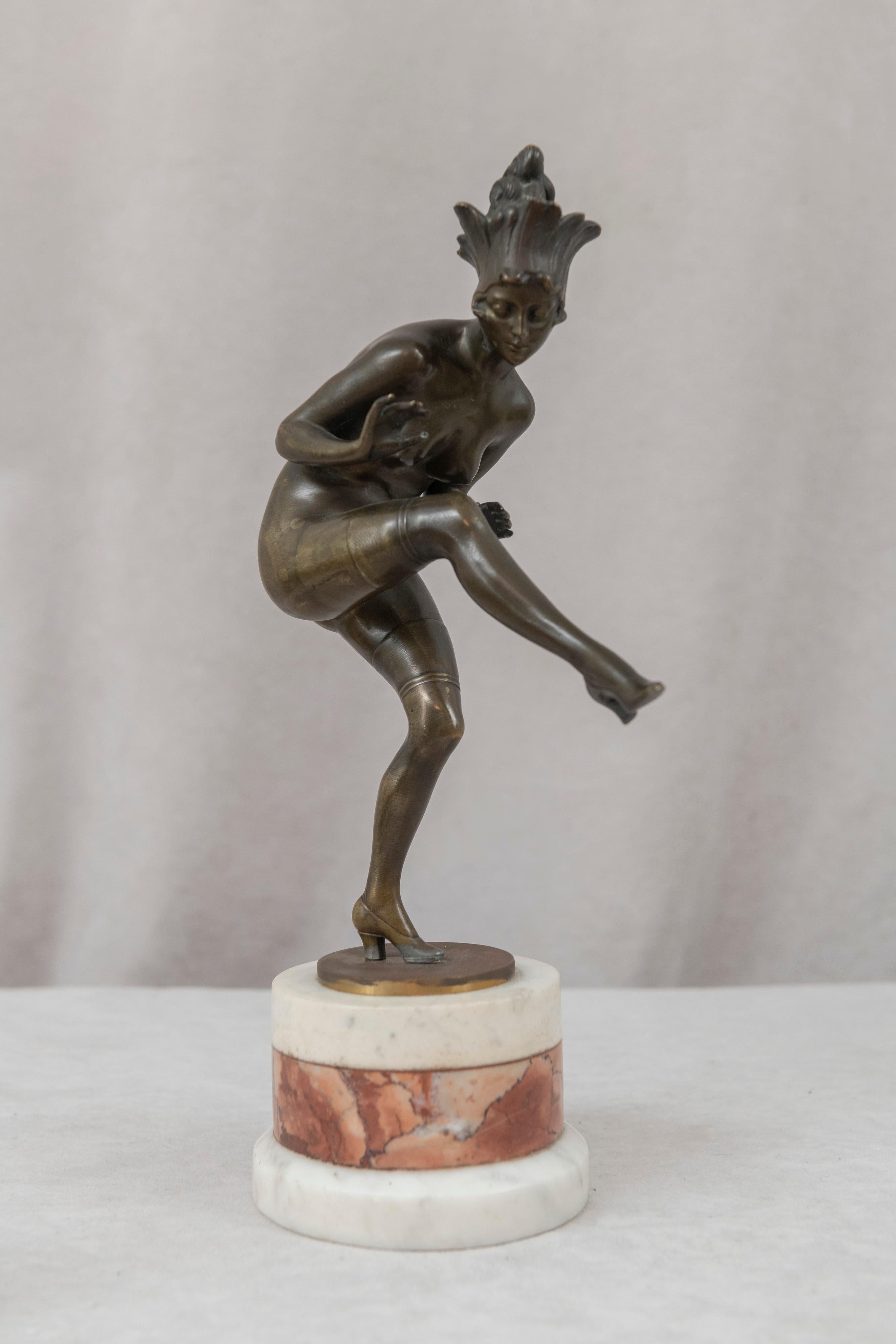 Patiné Danseuse Art Déco nue en bronze, par Bruno Zach, sur socle en marbre, vers les années 1920 en vente