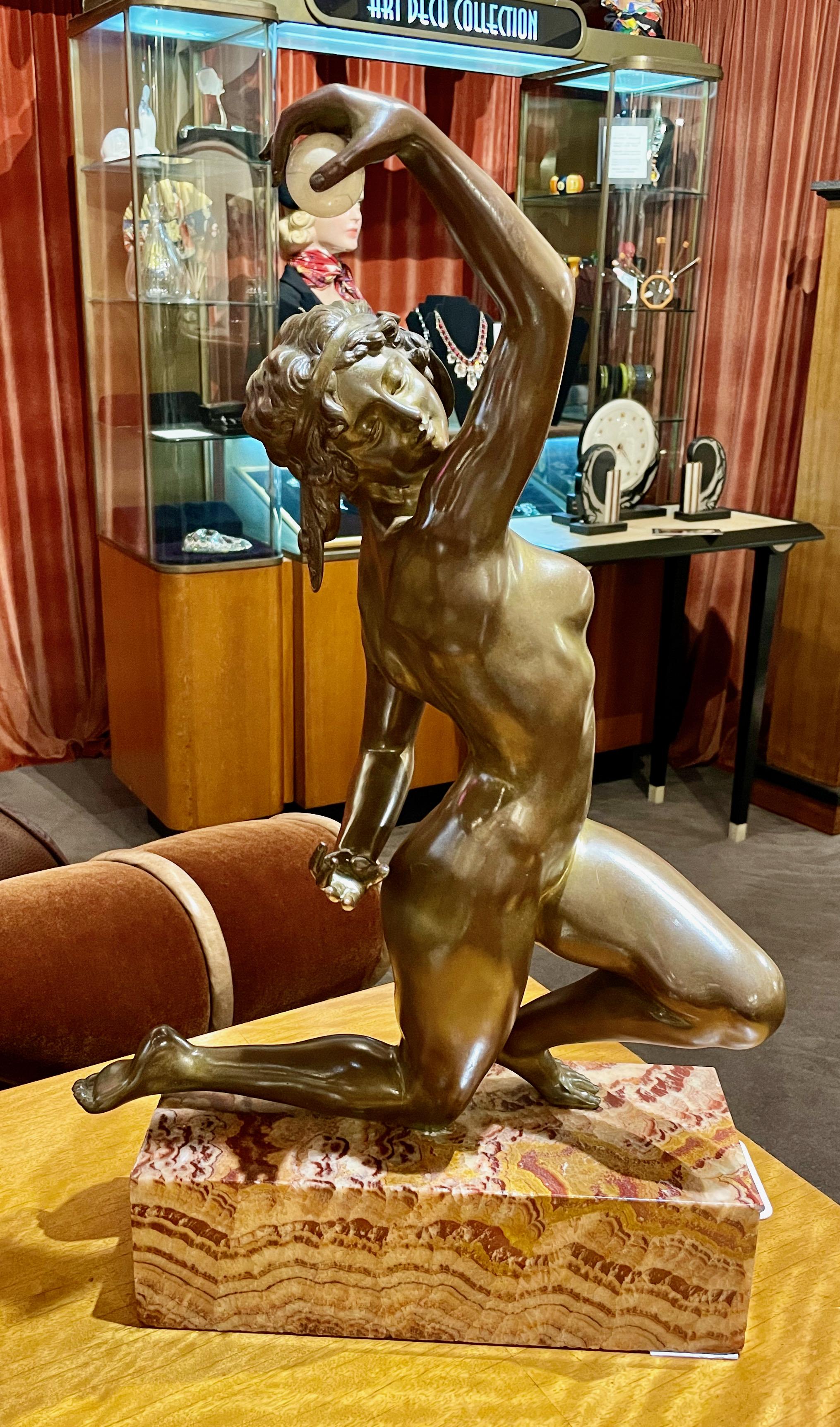 Sculpture de bronze en bronze du début de l'Art déco représentant une danseuse par Affortunato Gori. Il s'agit de l'une des pièces les plus spectaculaires que nous ayons pu proposer. La patine d'or sombre est lisse et sans défaut, mettant en valeur