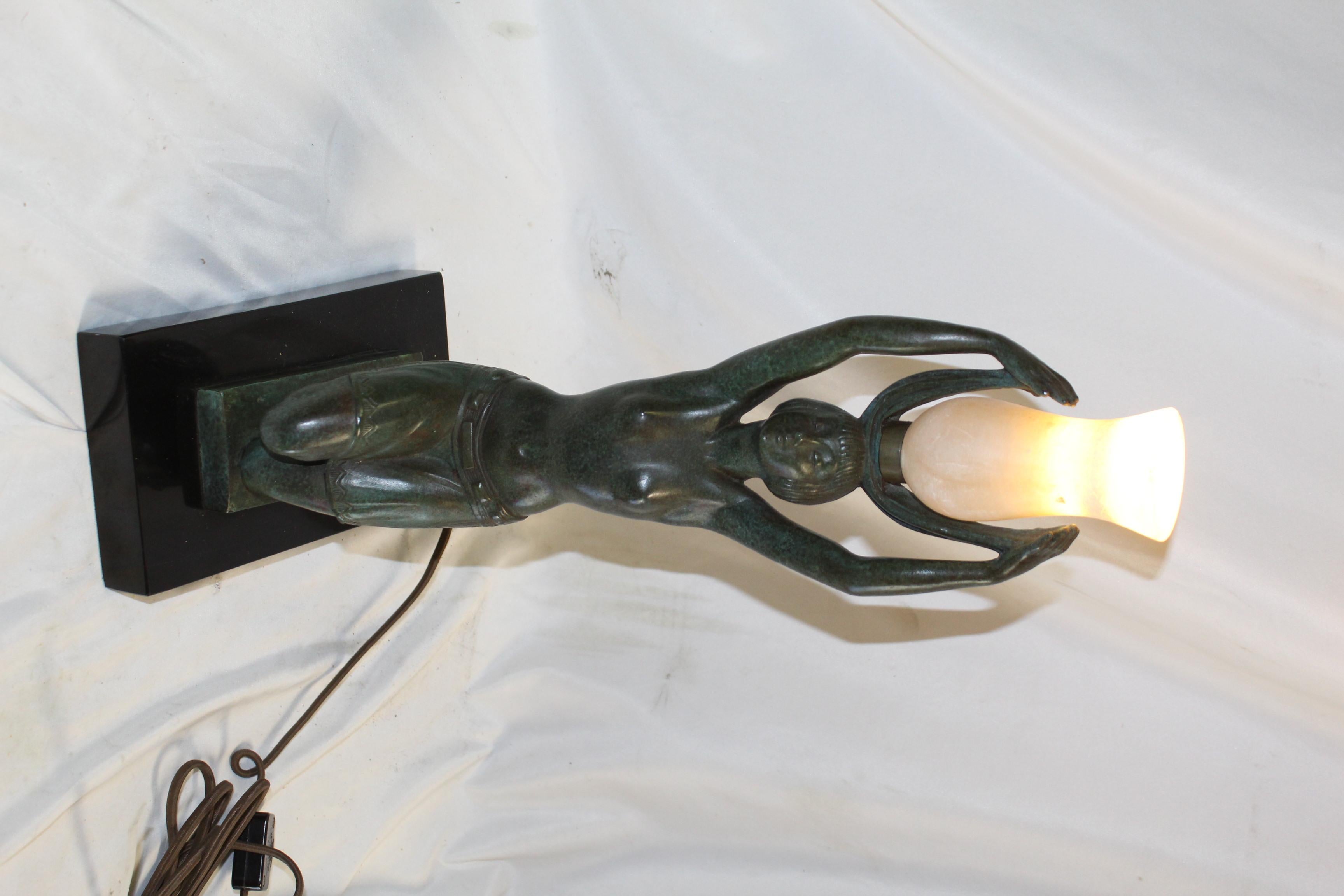 Lampada Art Deco a forma di donna nuda in vendita 5