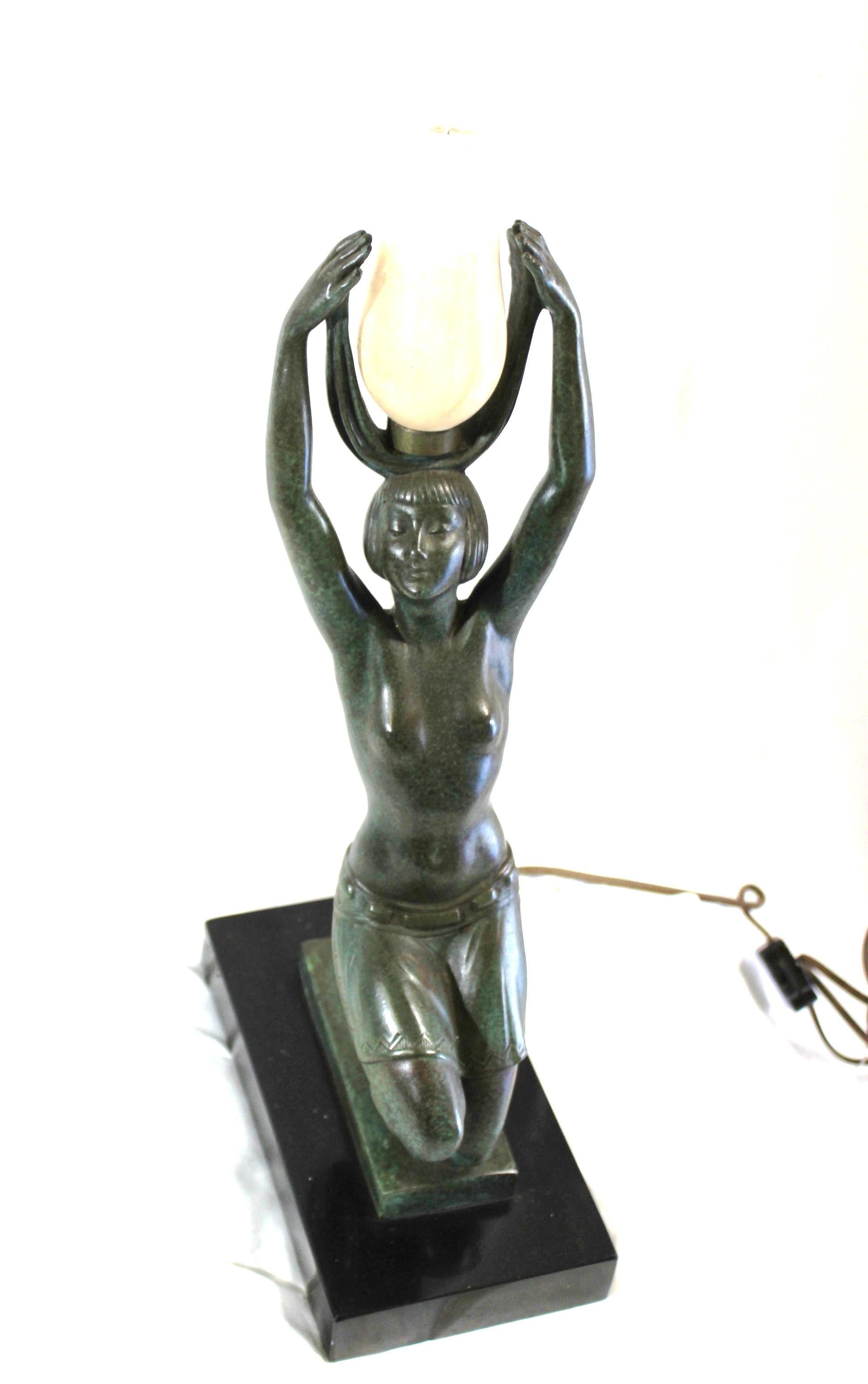 lampada a forma di donna