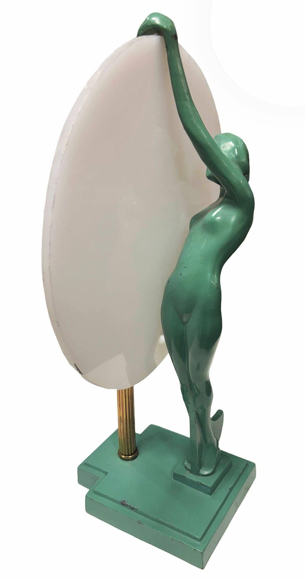 La lampada da tavolo Original Frankart for Sarsparilla nude nymph silhouette sun green in metallo è uno splendido pezzo vintage che incarna l'eleganza dell'epoca Art Déco. Questa lampada è realizzata in resistente metallo verniciato di verde e