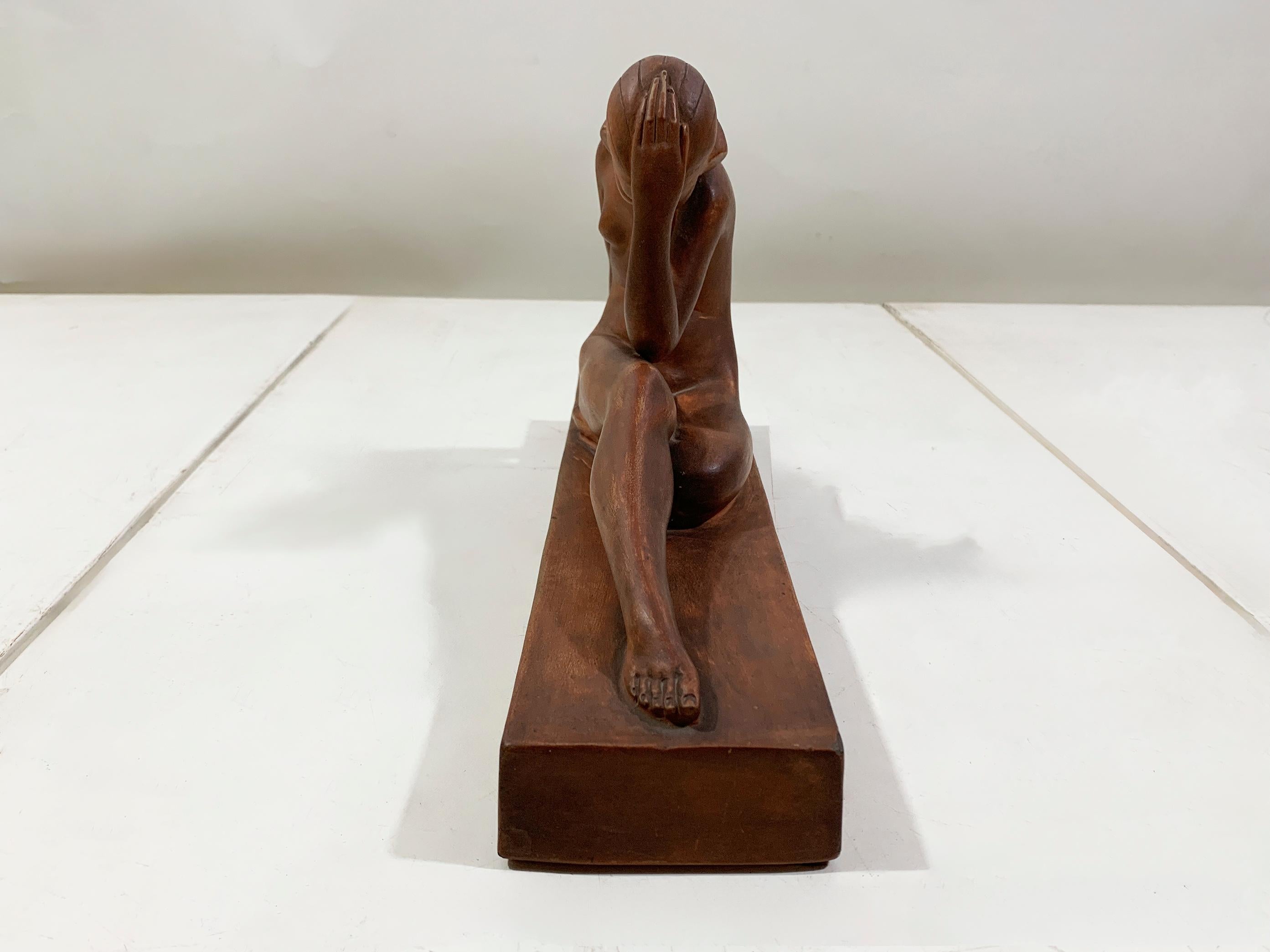 Una squisita ed evocativa scultura di nudo Artistics dell'artista francese J.C. Guéro (attivo intorno agli anni '20-'40). Questa raffinata opera cattura magnificamente l'eleganza snella e l'estetica sofisticata del periodo Art Deco.

L'opera