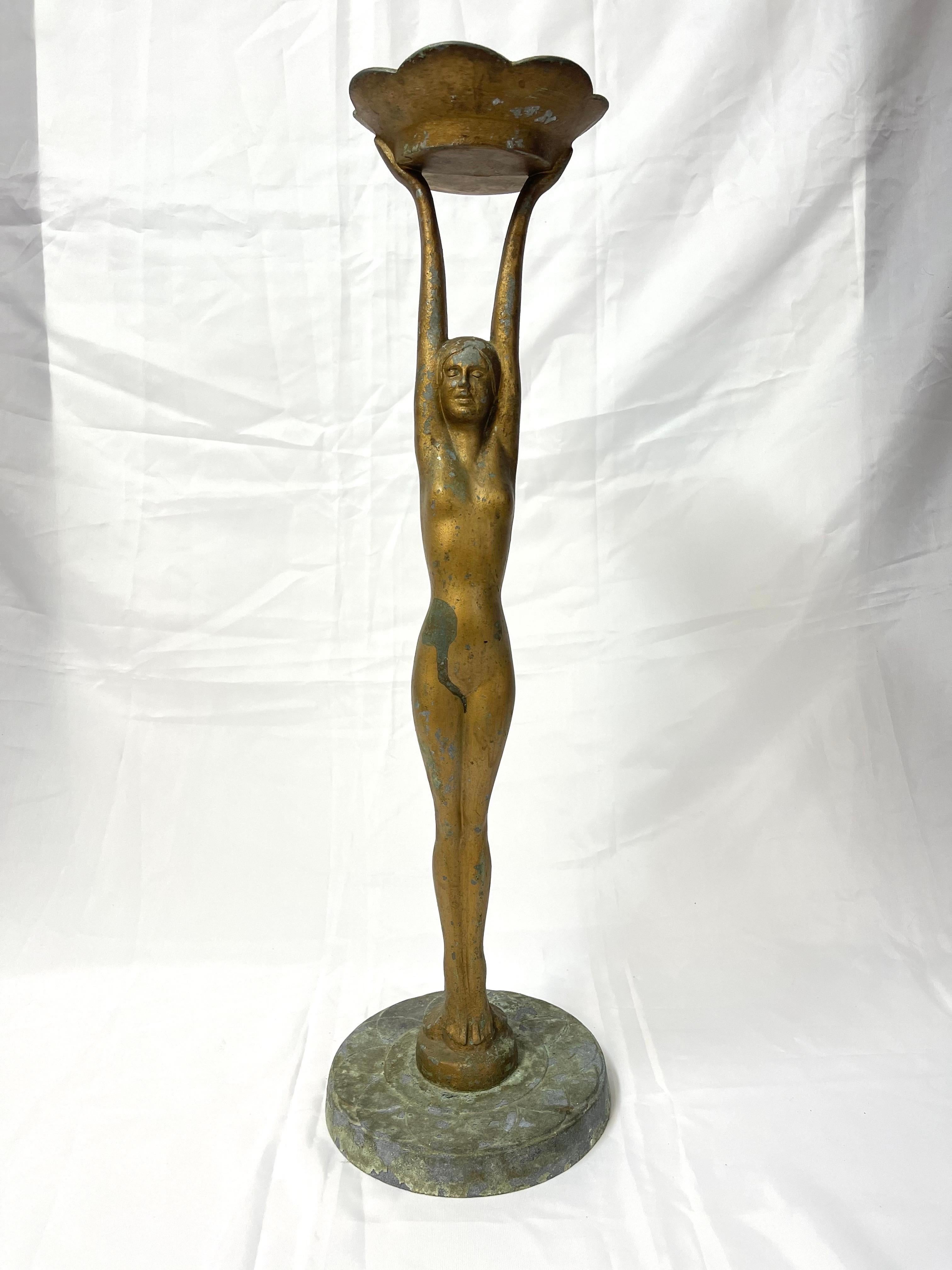 Art Deco Nude Smoking Stand Signed Frankart Inc. Klassischer Gegenstand, der als Raucherständer oder als Pflanzenständer oder sogar als Martiniständer verwendet werden kann. Dieser Ständer hat einige verwitterte Patina vom Gebrauch. Einige Flecken