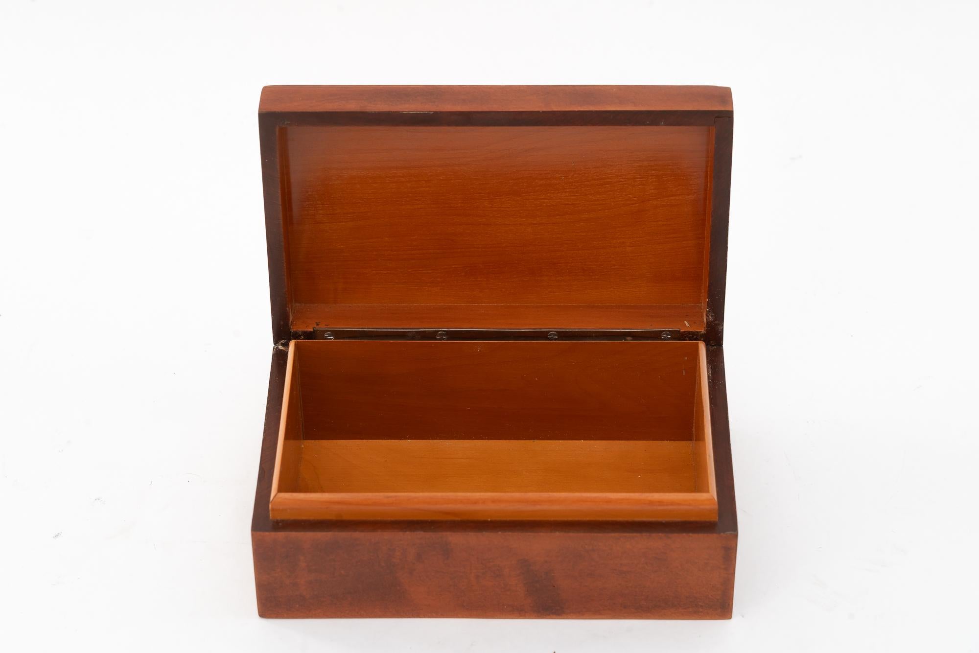 Art deco nut veneer Jewelry Boxes with inlay on the edge vienna around 1920s en vente 2