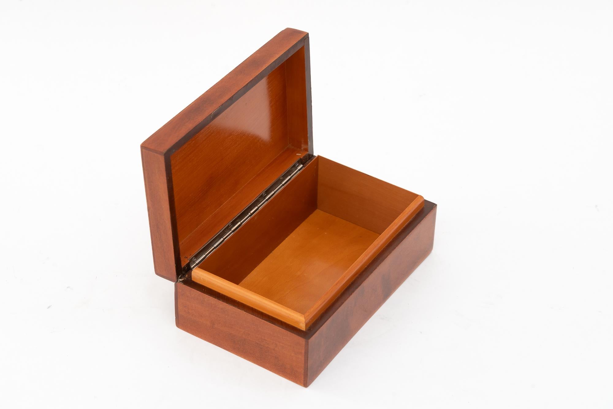 Art deco nut veneer Jewelry Boxes with inlay on the edge vienna around 1920s en vente 3