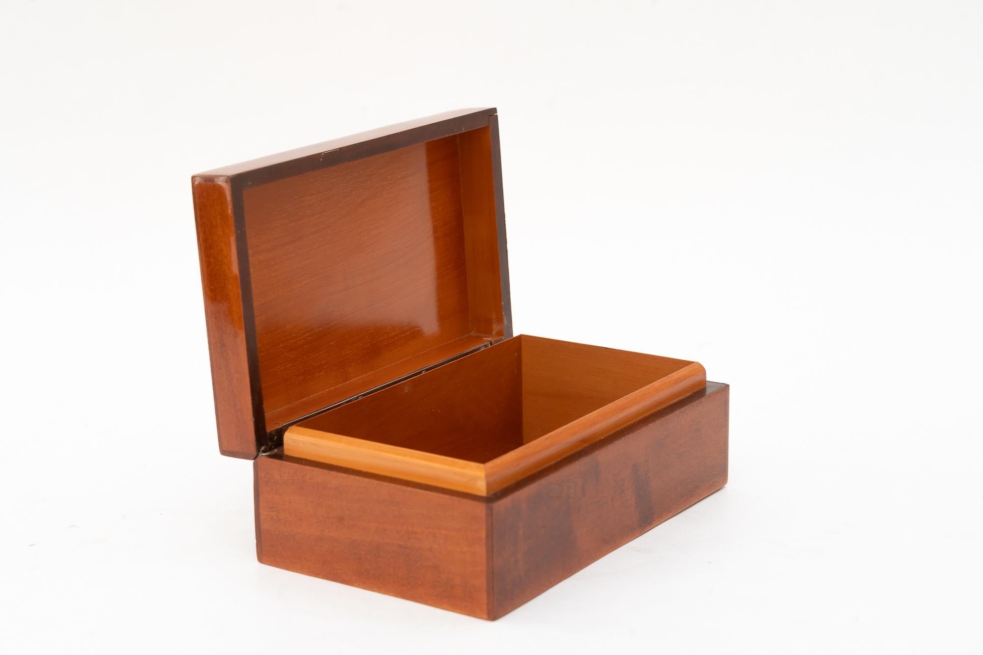 Art deco nut veneer Jewelry Boxes with inlay on the edge vienna around 1920s en vente 4