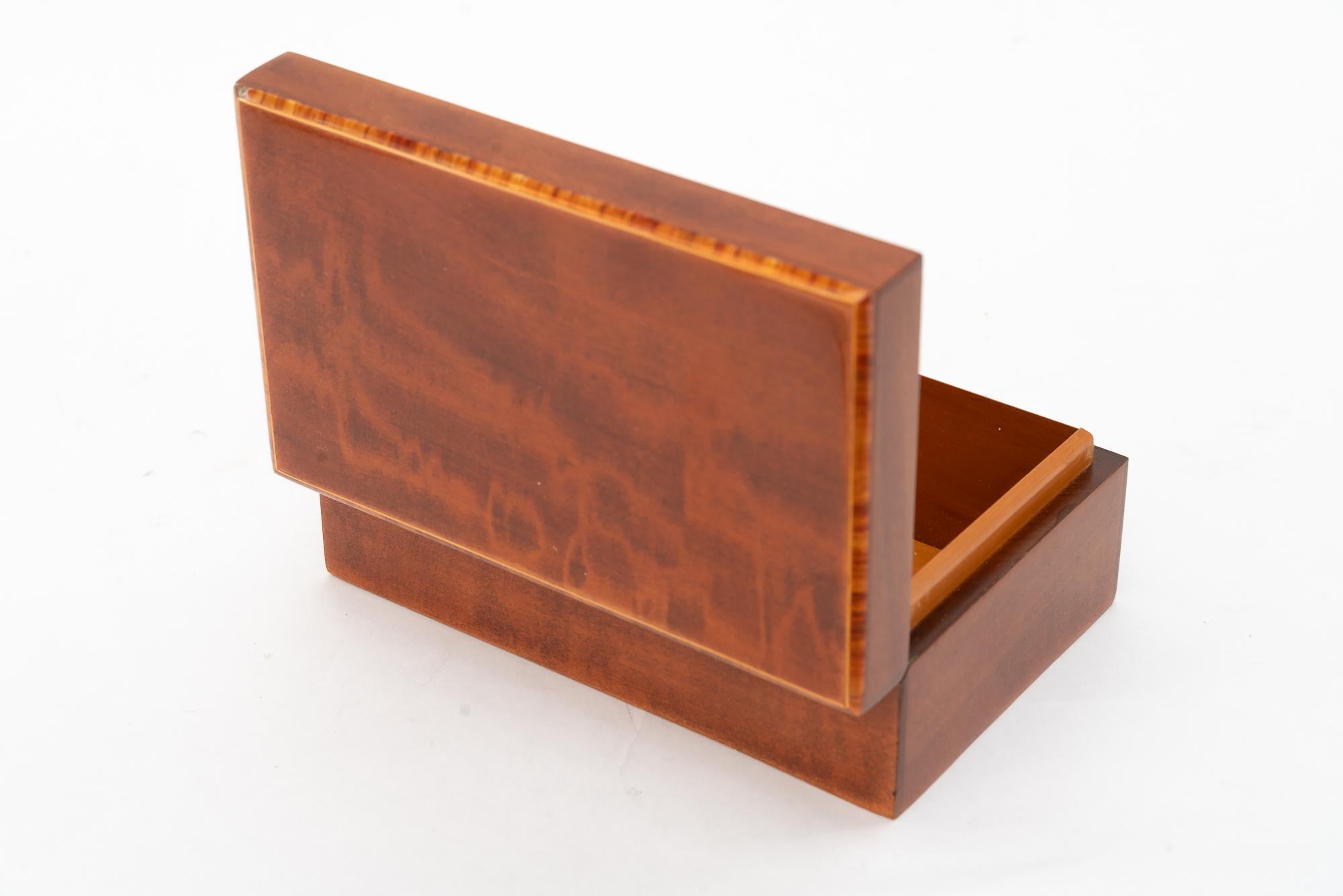 Art deco nut veneer Jewelry Boxes with inlay on the edge vienna around 1920s en vente 6