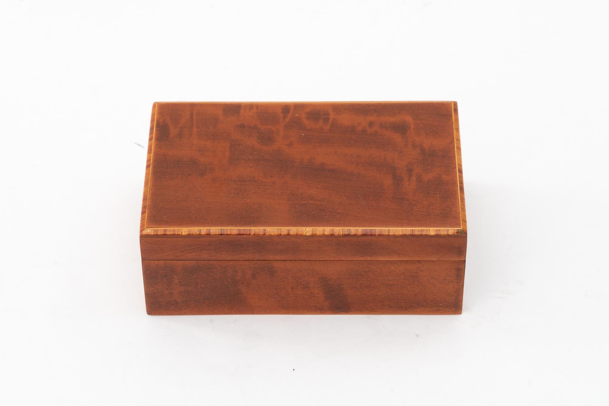 Boîte à bijoux Art déco en placage de noyer avec incrustation sur le bord, Vienne, vers 1920
Poli à la main