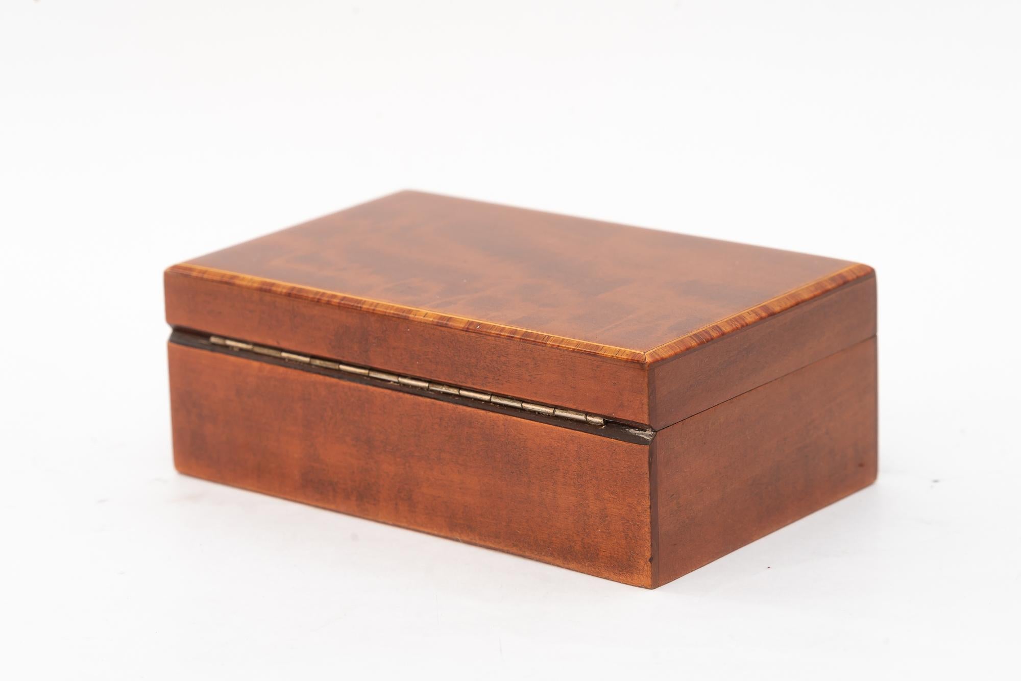 Placage Art deco nut veneer Jewelry Boxes with inlay on the edge vienna around 1920s en vente