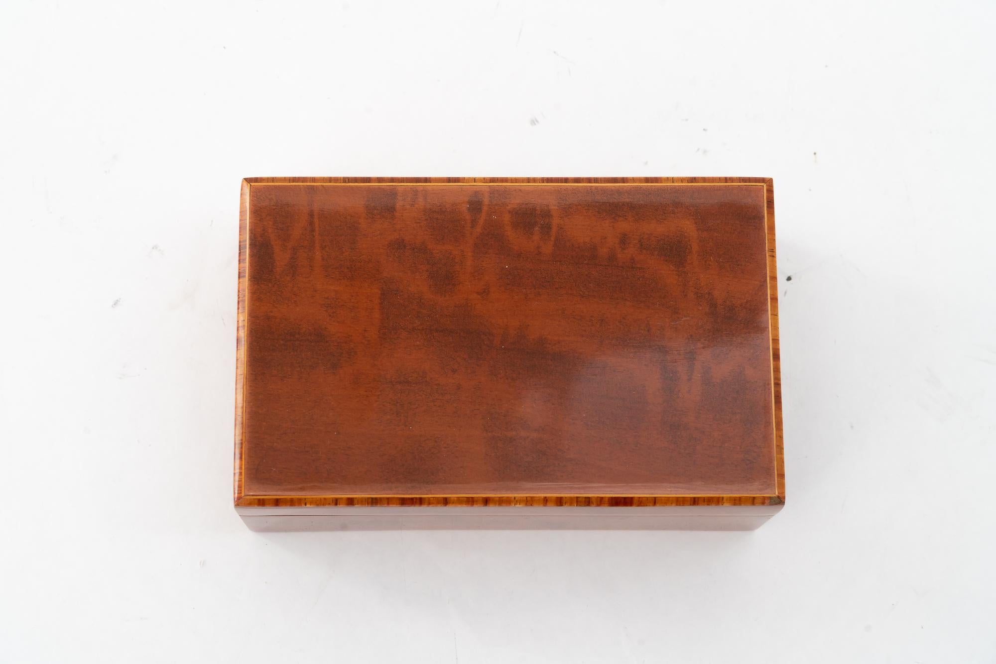 Bois Art deco nut veneer Jewelry Boxes with inlay on the edge vienna around 1920s en vente