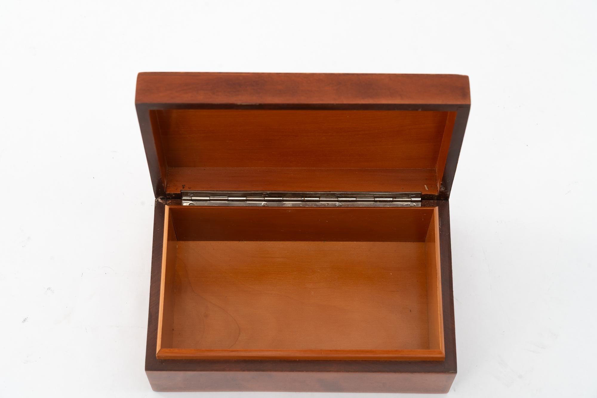 Art deco nut veneer Jewelry Boxes with inlay on the edge vienna around 1920s en vente 1