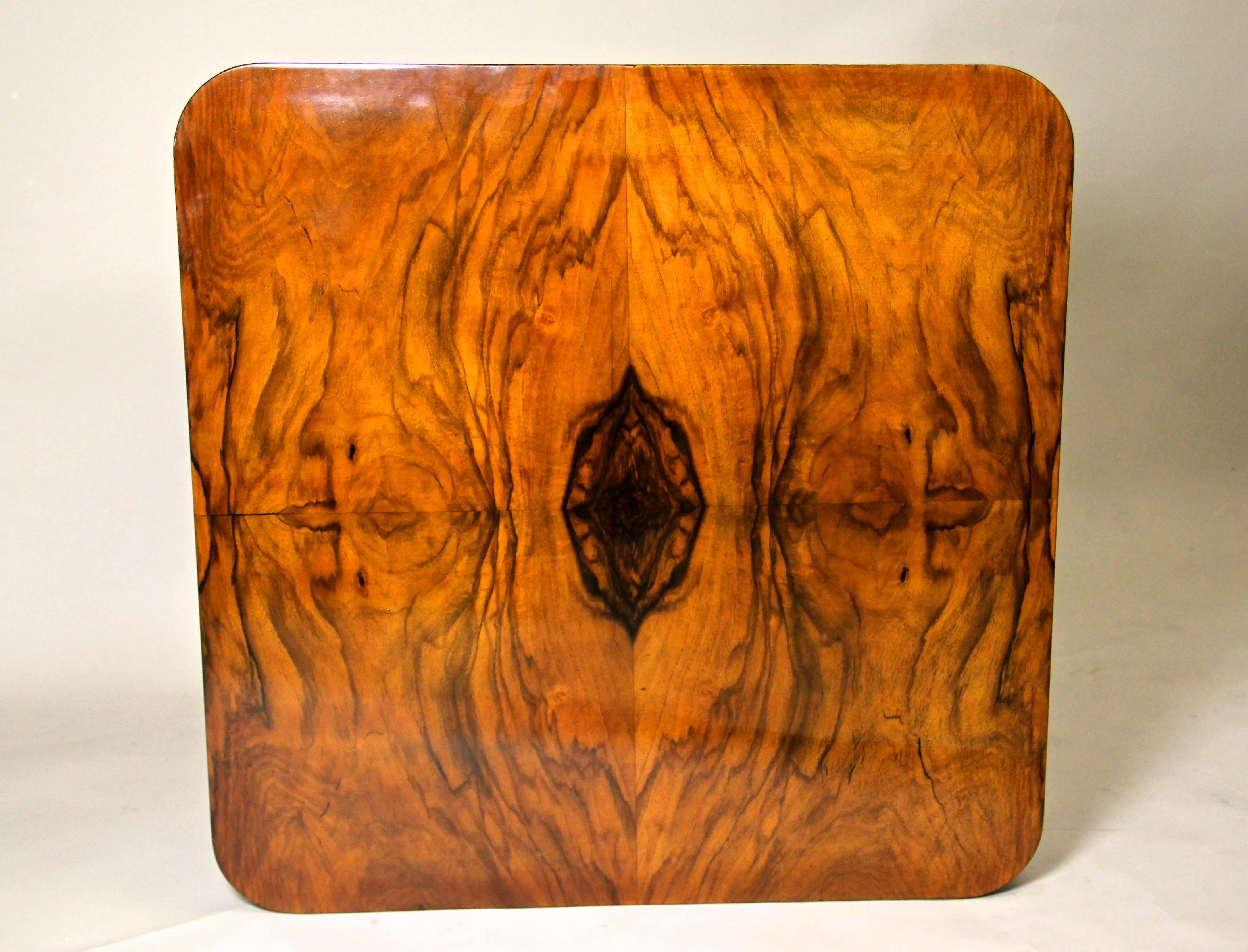 Belle table basse/latérale Art Déco d'époque en Autriche, vers 1920. Cette table Art déco unique en son genre impressionne par son magnifique design de 