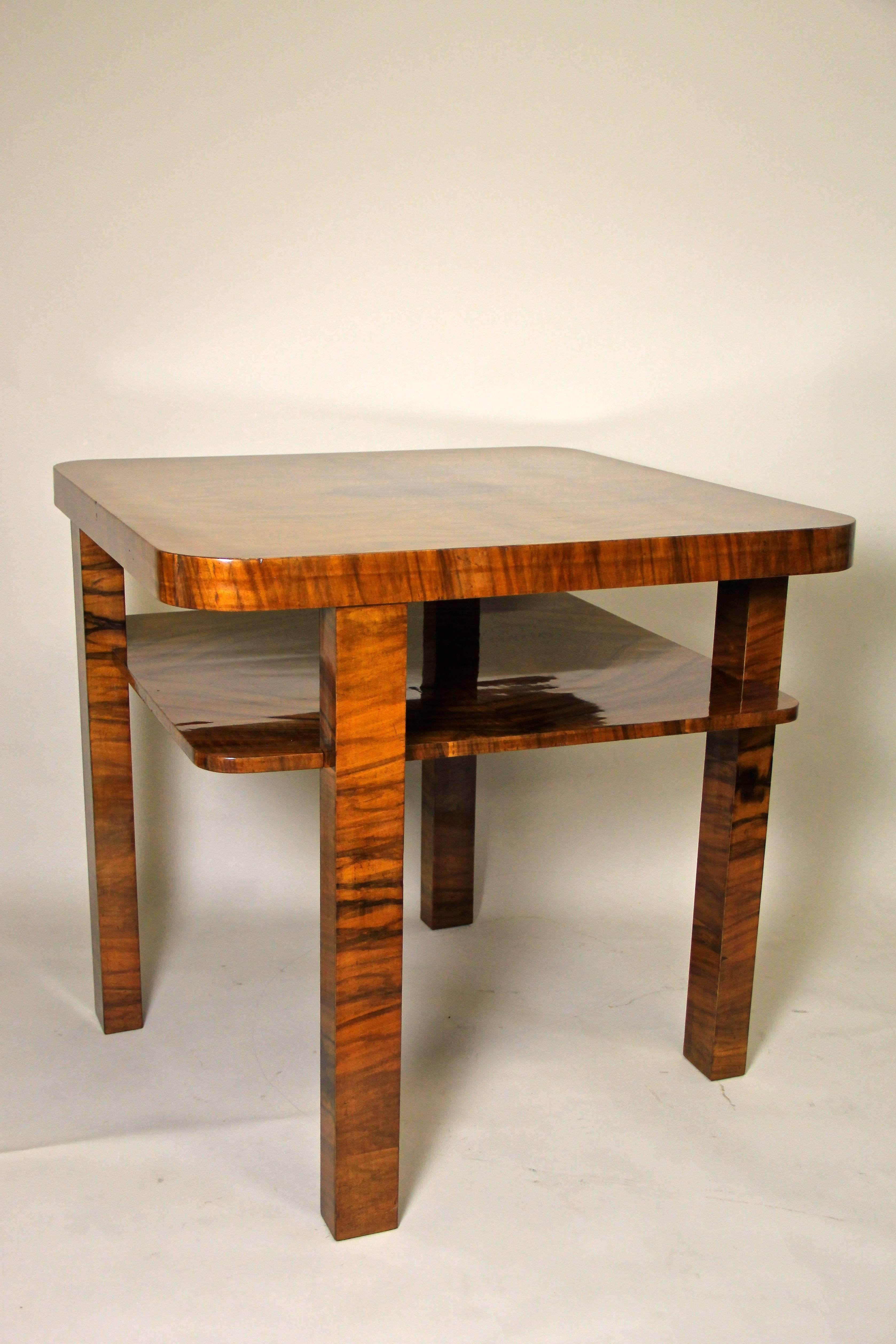Art déco Table basse/table d'appoint Art Déco en bois de noix poli à la gomme-laque, Autriche, vers 1920 en vente