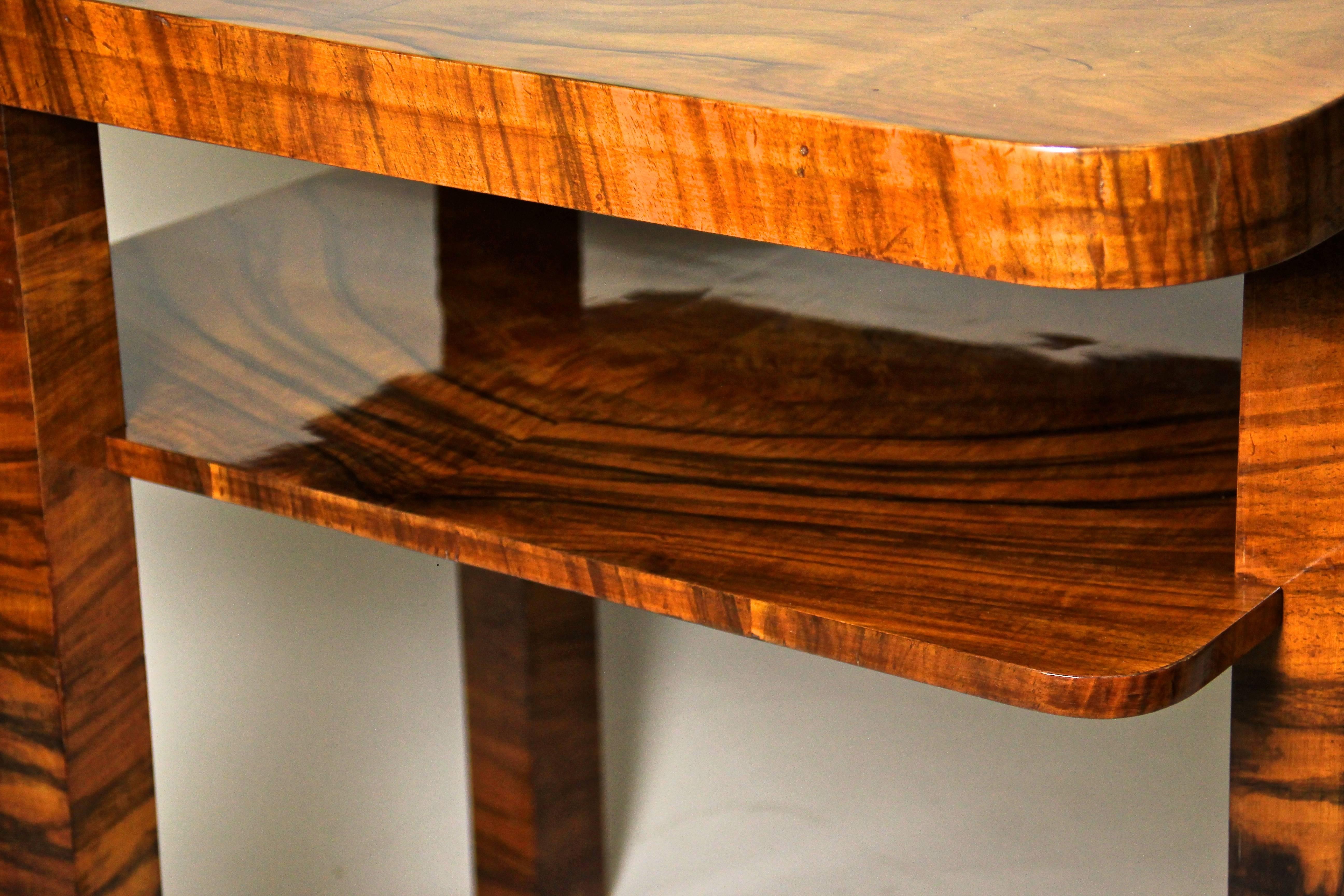 Placage Table basse/table d'appoint Art Déco en bois de noix poli à la gomme-laque, Autriche, vers 1920 en vente