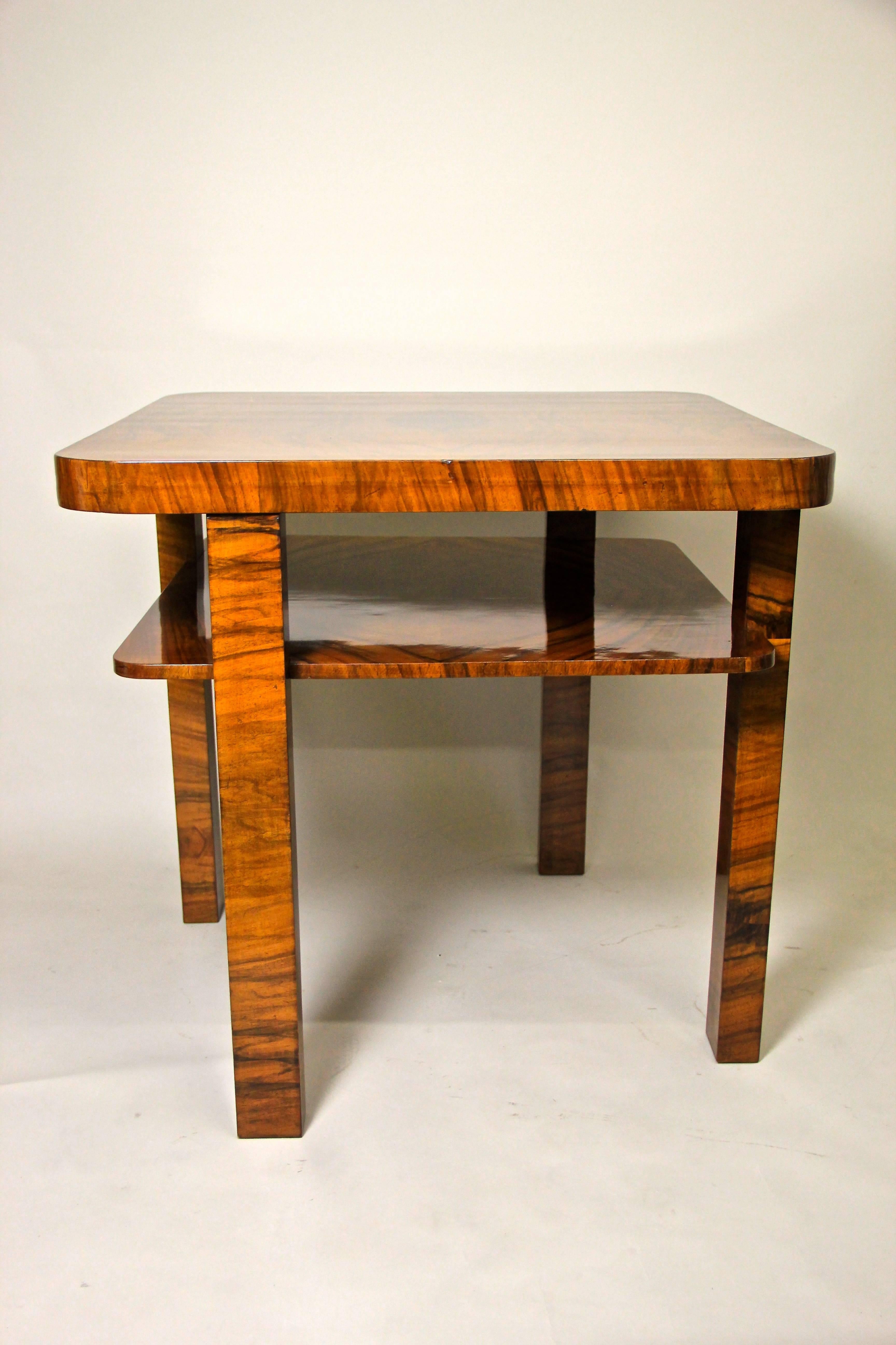 Table basse/table d'appoint Art Déco en bois de noix poli à la gomme-laque, Autriche, vers 1920 Bon état - En vente à Lichtenberg, AT