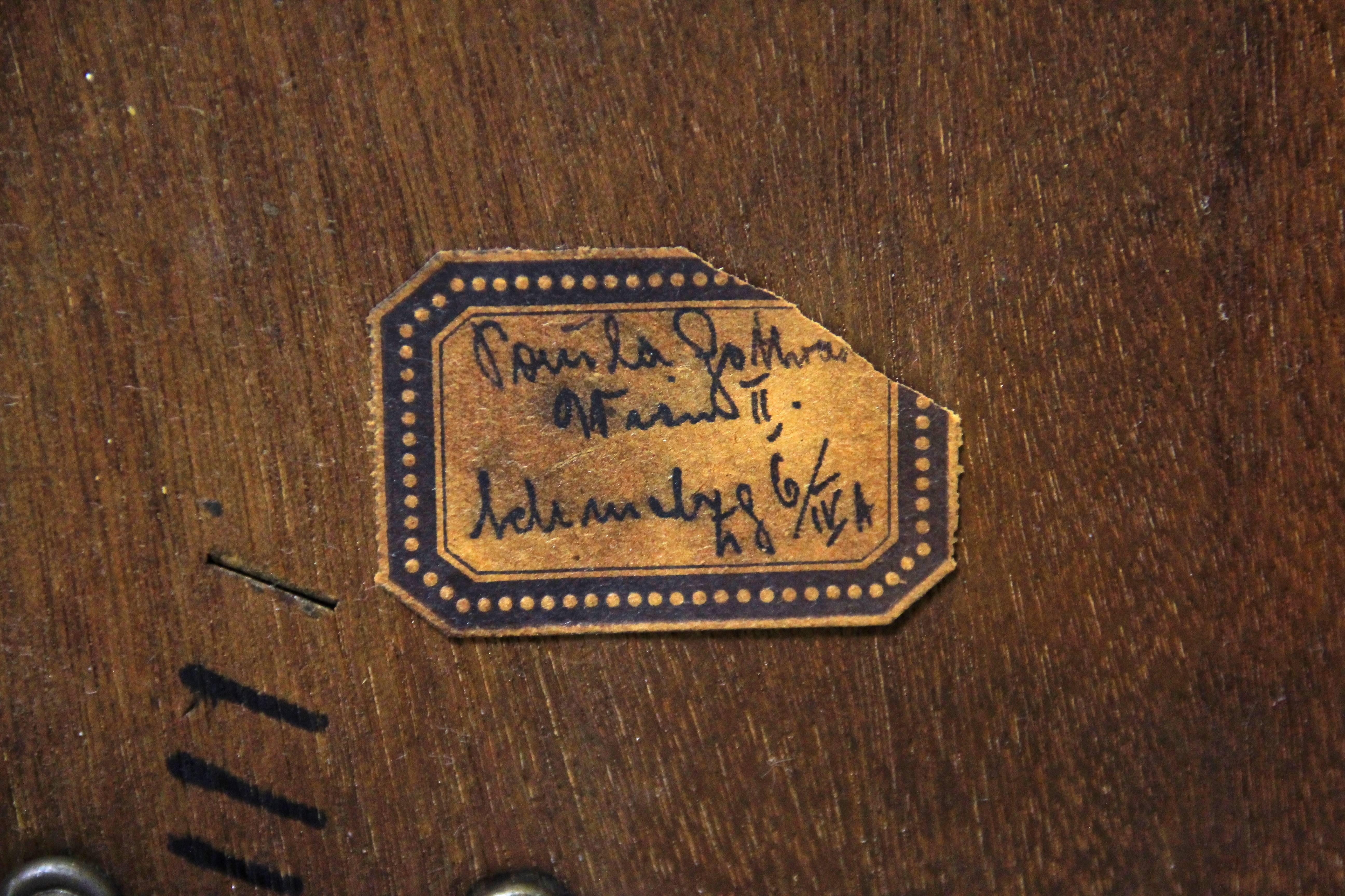 Table basse/table d'appoint Art Déco en bois de noix poli à la gomme-laque, Autriche, vers 1920 en vente 1