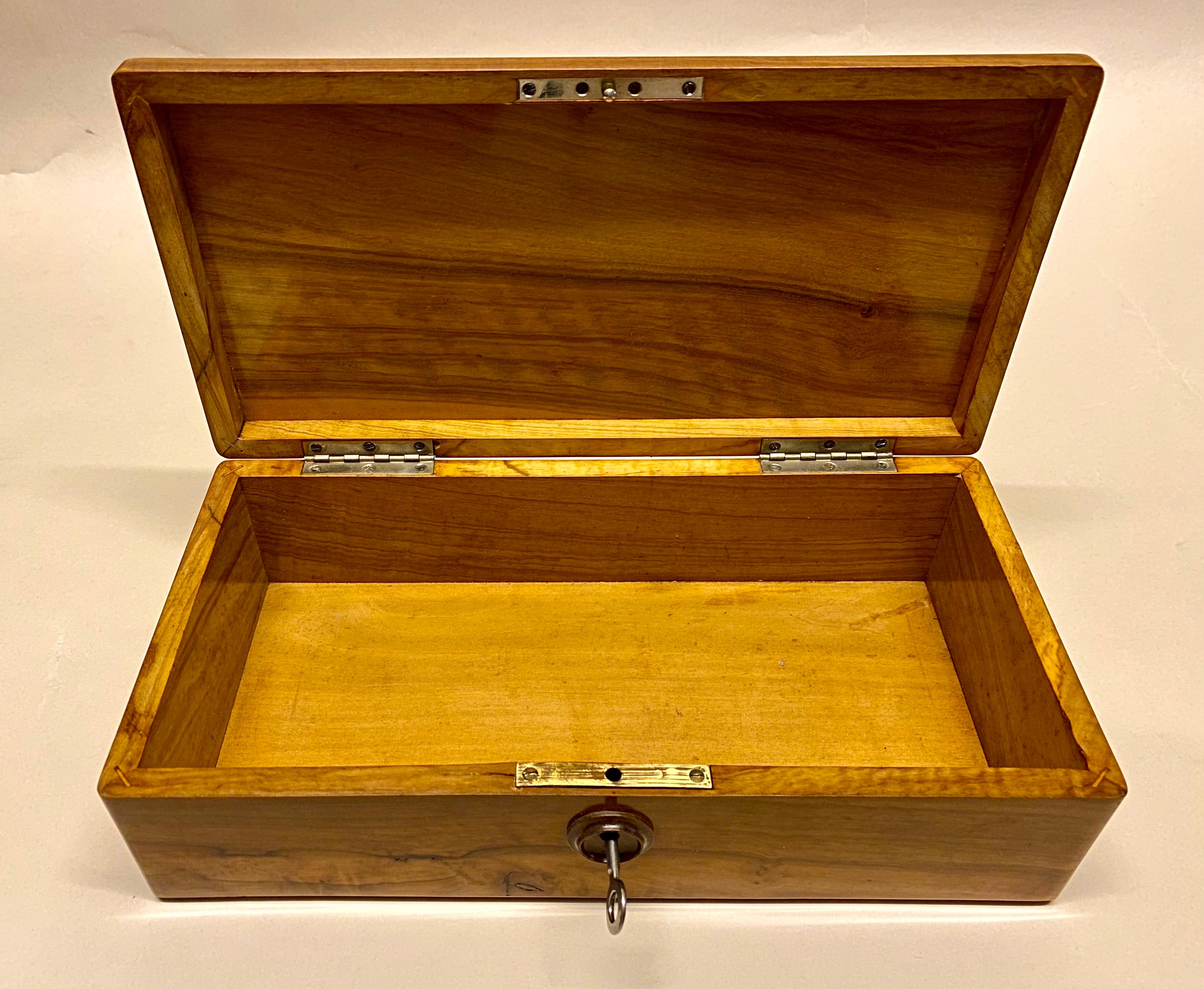 Art Deco Nutwood Box with Lockable Lid, Austria, circa 1920 In Good Condition In Lichtenberg, AT