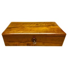 Boîte Art Déco en bois de noyer avec couvercle verrouillable, Autriche, vers 1920