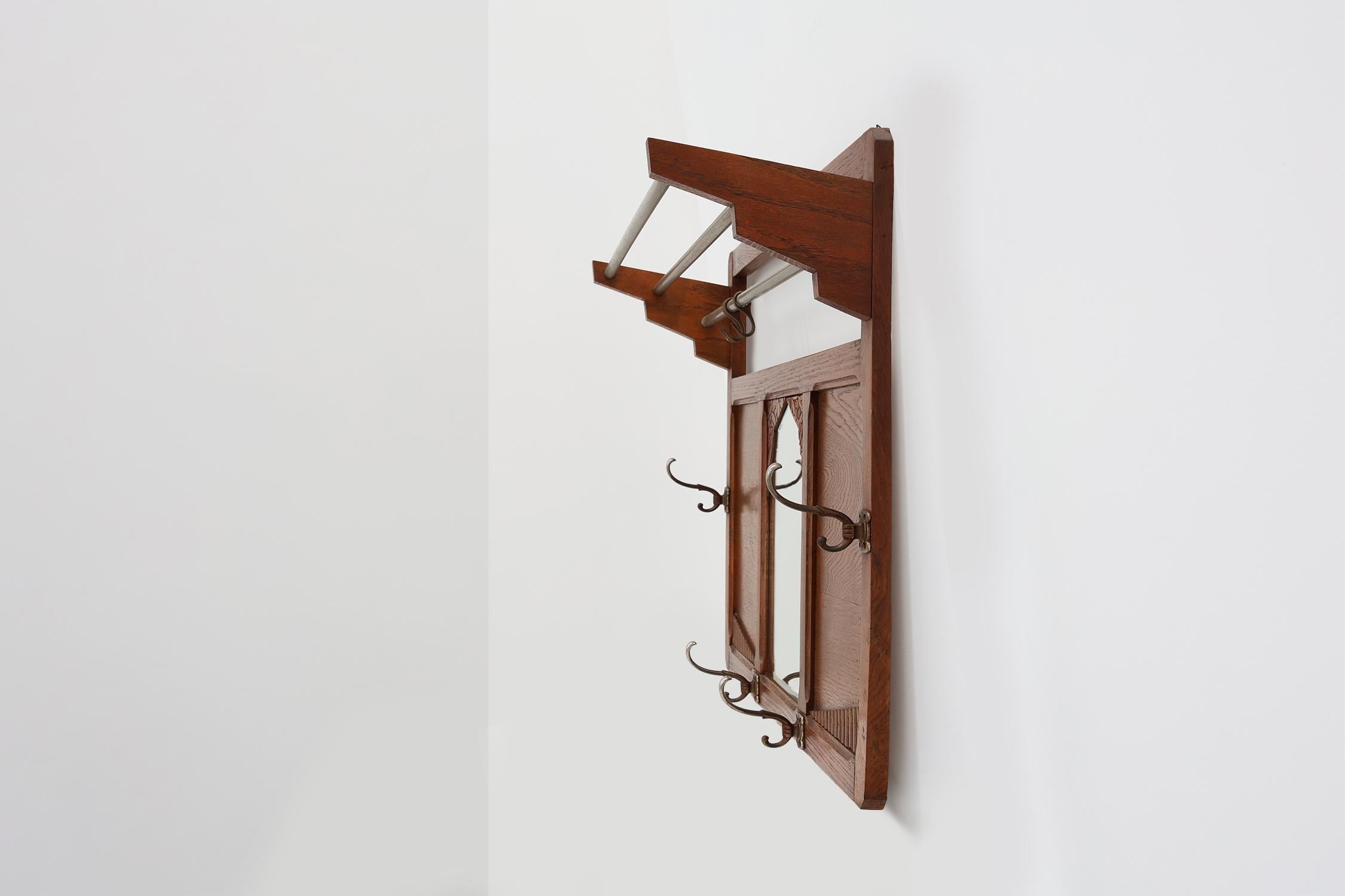 Appendiabiti da parete intagliato in rovere Art&Deco con specchio, Francia anni '20 in vendita 3