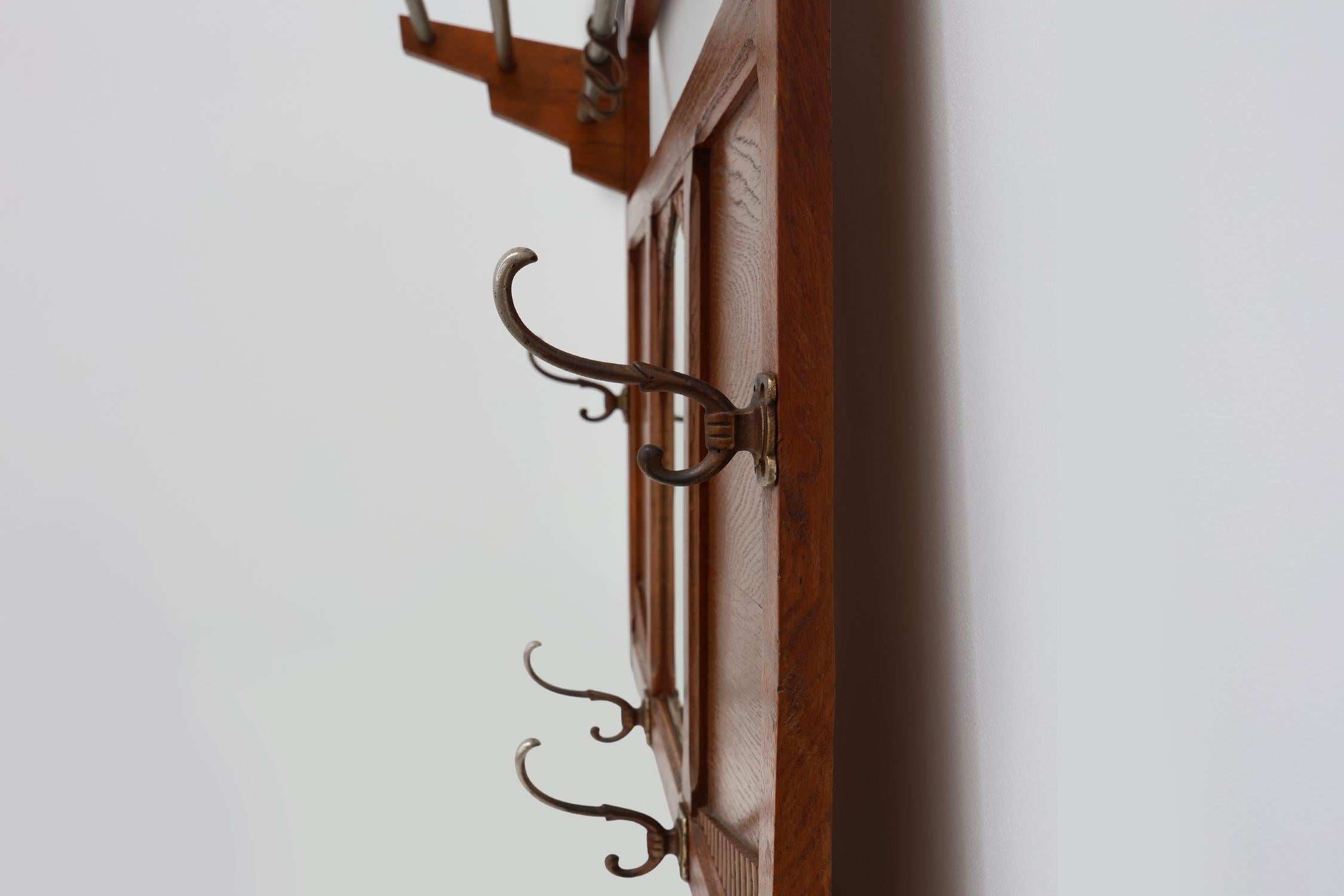 Appendiabiti da parete intagliato in rovere Art&Deco con specchio, Francia anni '20 in vendita 4