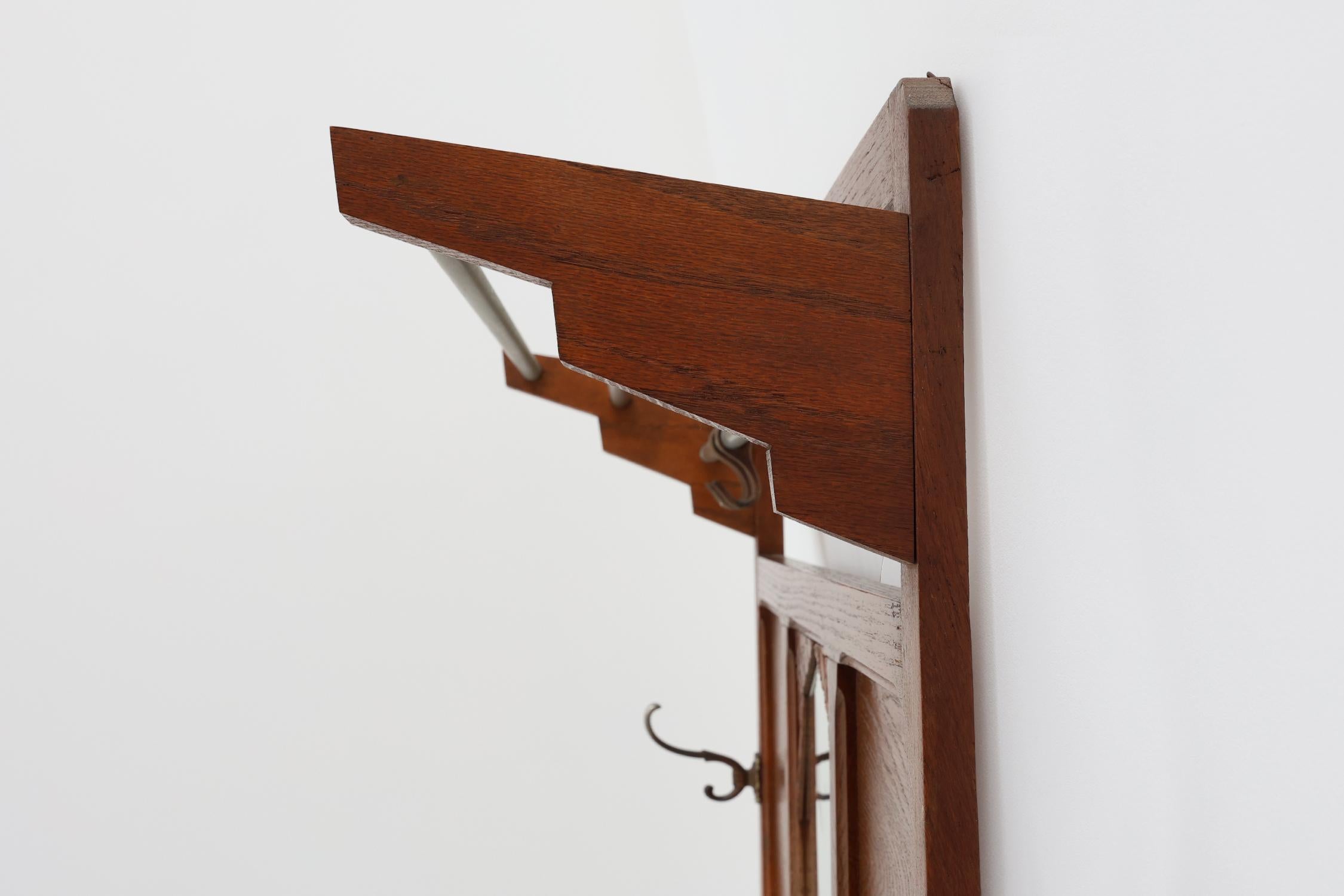 Appendiabiti da parete intagliato in rovere Art&Deco con specchio, Francia anni '20 in vendita 5