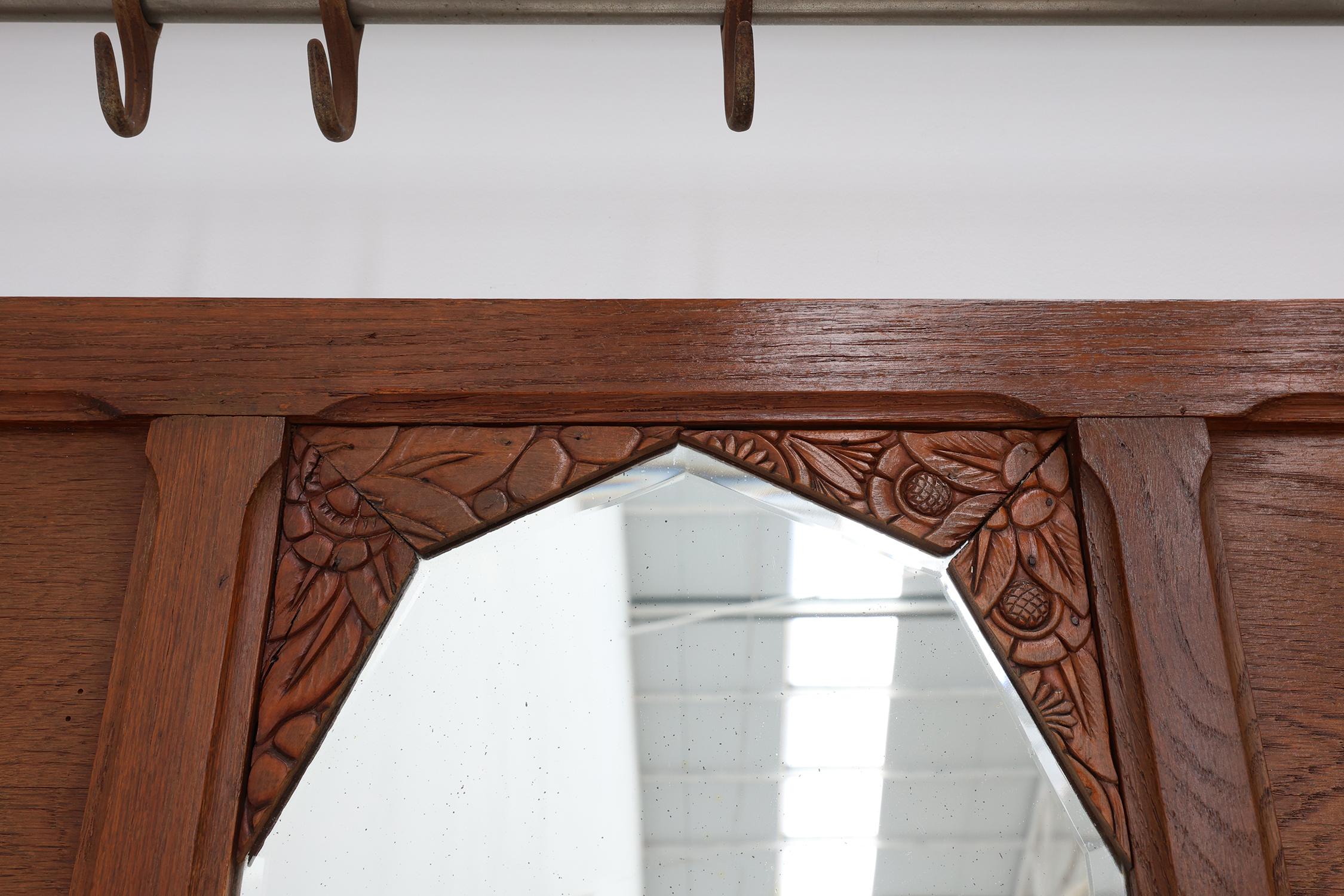 Francese Appendiabiti da parete intagliato in rovere Art&Deco con specchio, Francia anni '20 in vendita