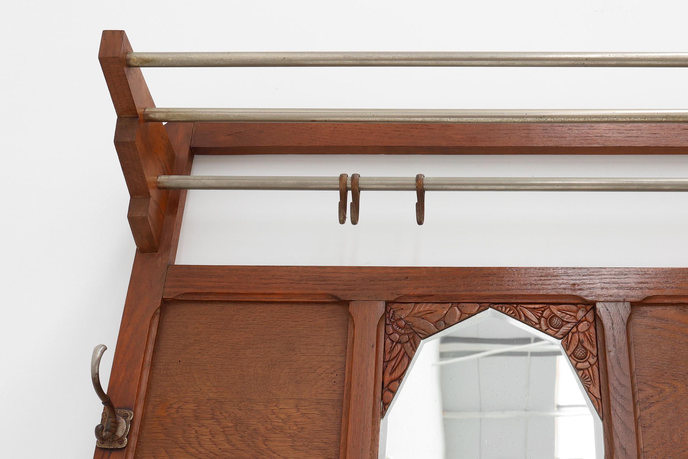 Appendiabiti da parete intagliato in rovere Art&Deco con specchio, Francia anni '20 In condizioni buone in vendita a Meulebeke, BE