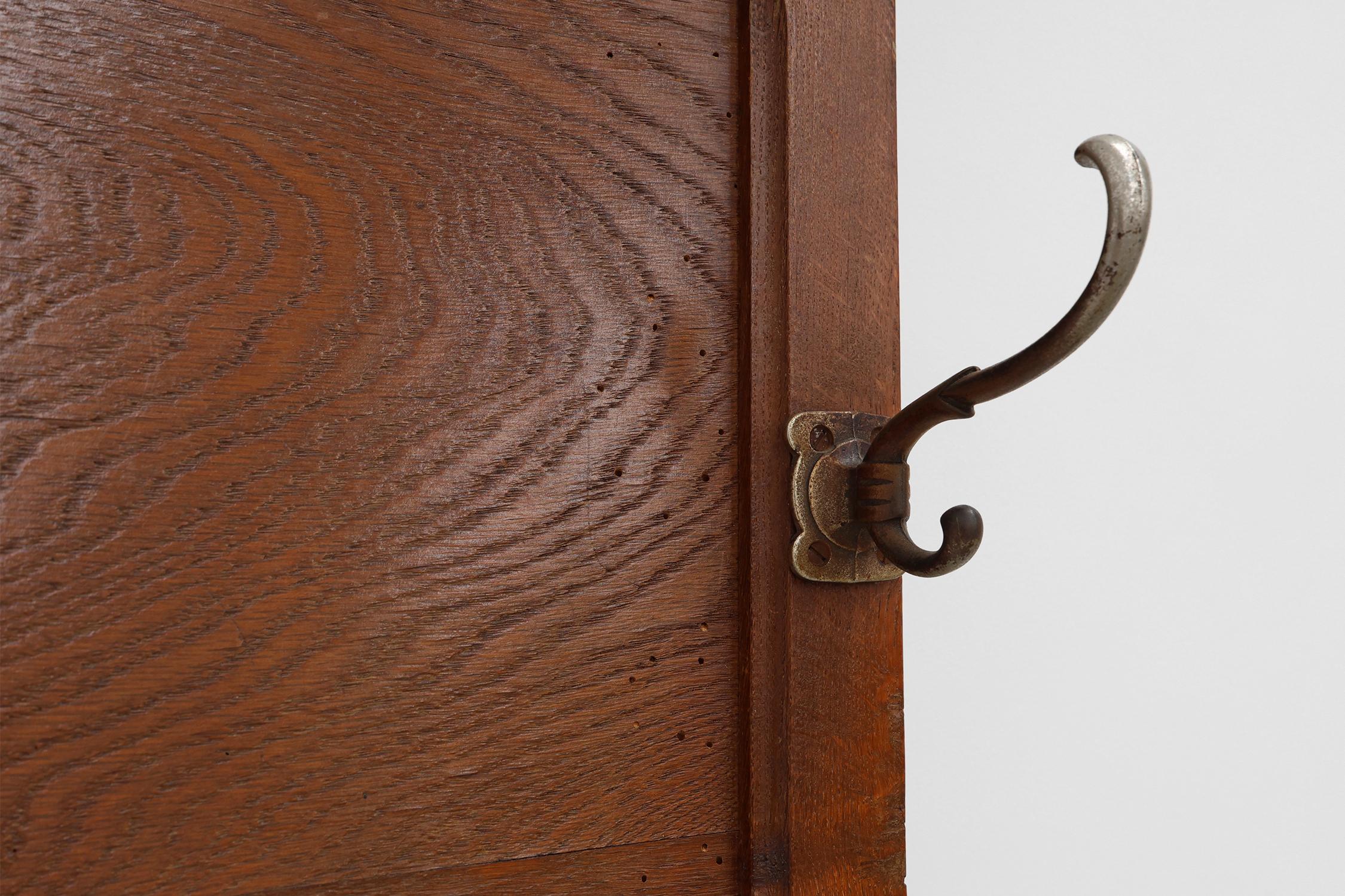 Metallo Appendiabiti da parete intagliato in rovere Art&Deco con specchio, Francia anni '20 in vendita