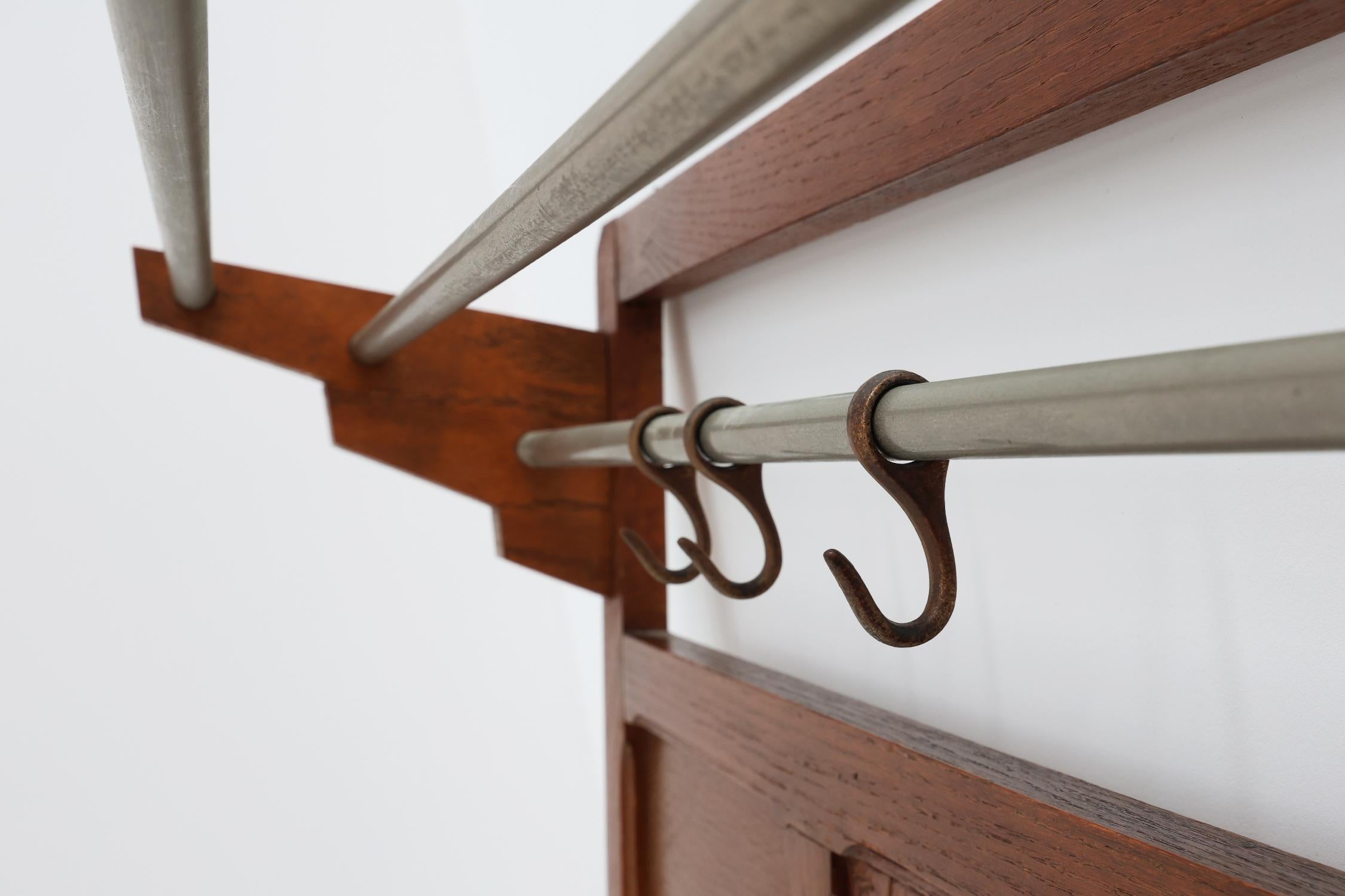 Appendiabiti da parete intagliato in rovere Art&Deco con specchio, Francia anni '20 in vendita 1